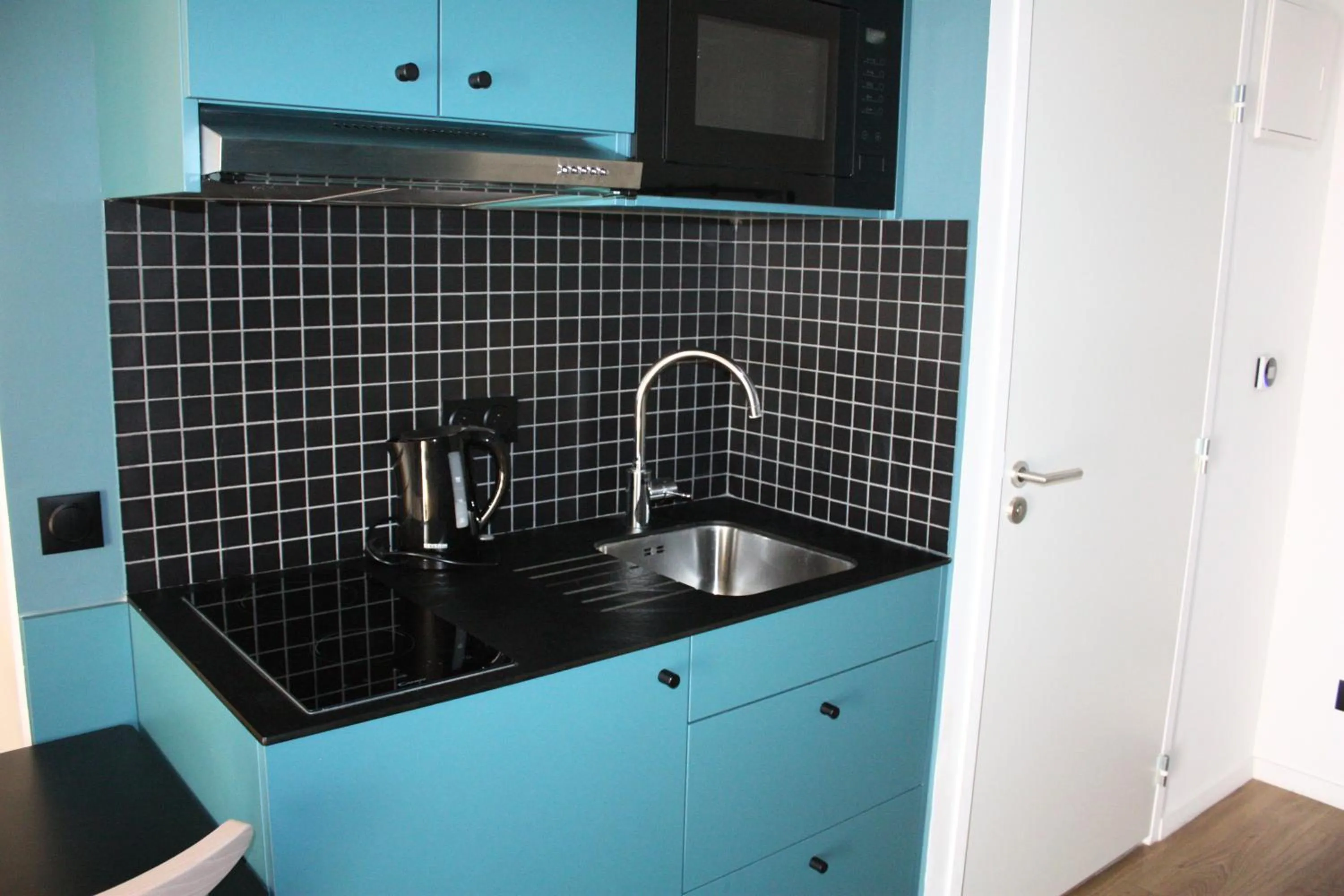 Kitchen or kitchenette in Aparthotel Adagio Access Porte de Camargue