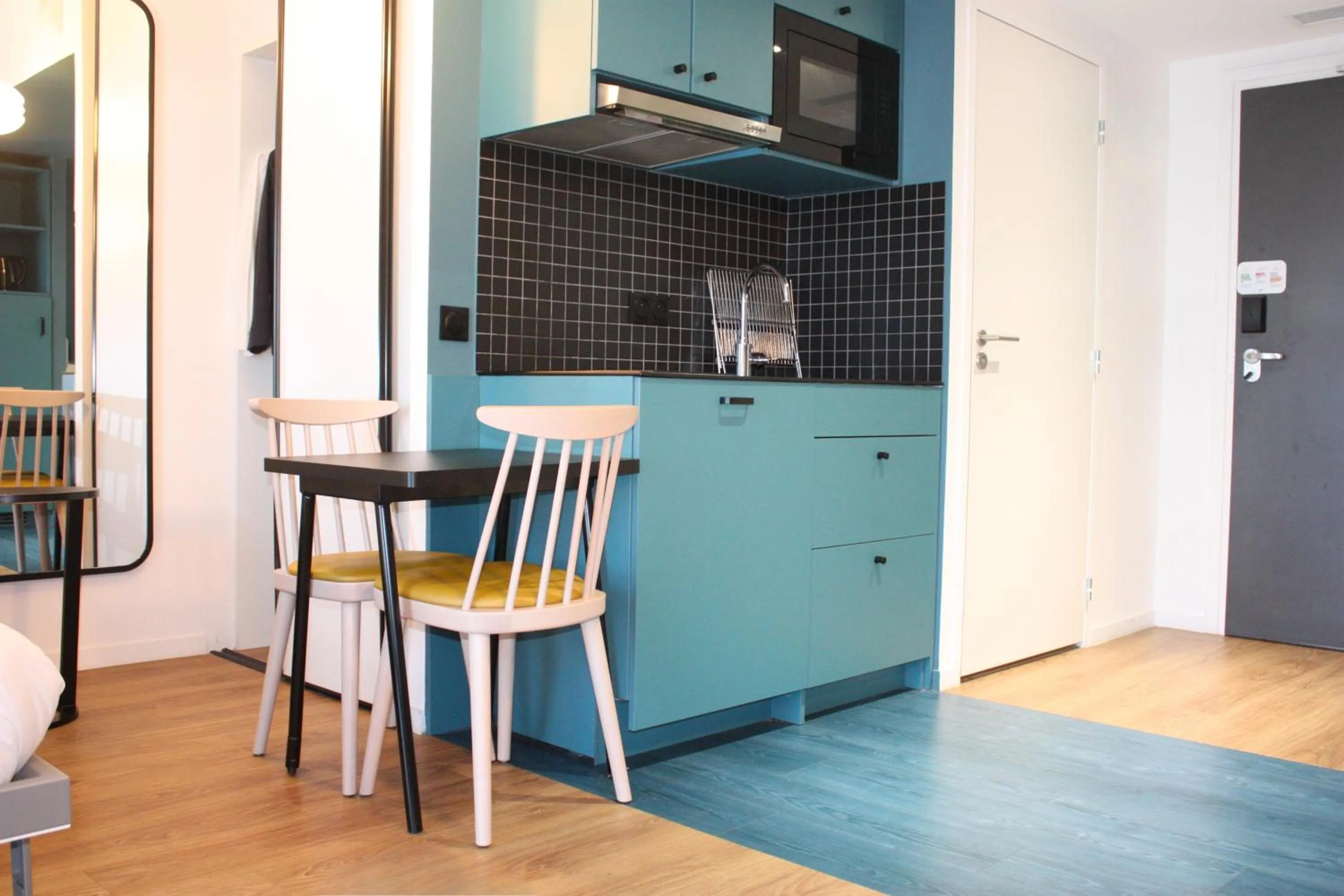 Kitchen or kitchenette in Aparthotel Adagio Access Porte de Camargue