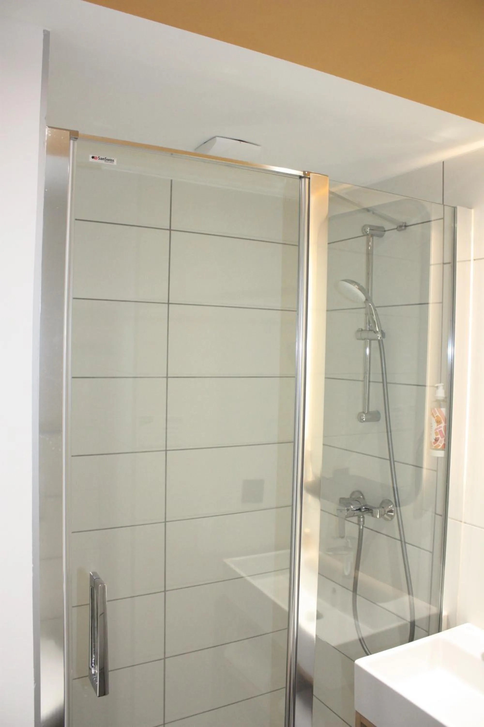 Shower in Aparthotel Adagio Access Porte de Camargue