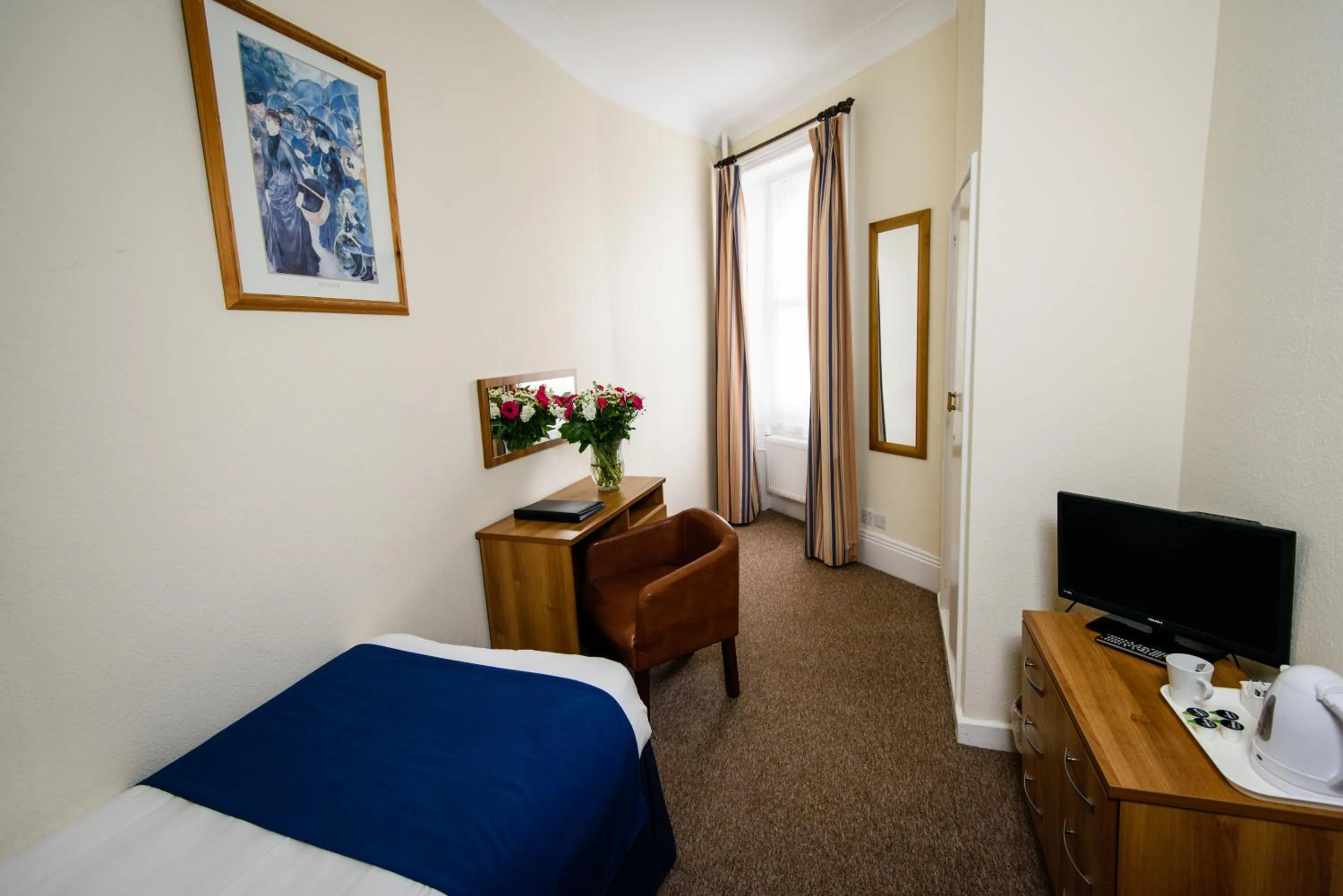 Photo of the whole room, Bed in Imperial Hotel