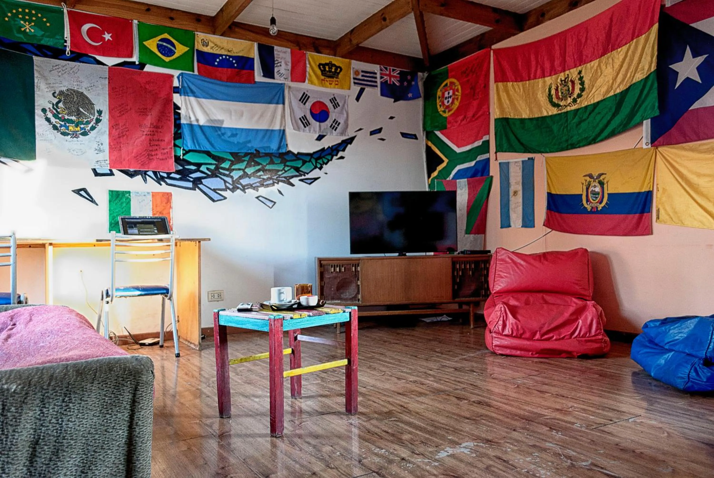 Communal lounge/ TV room in Hostel Los Cormoranes