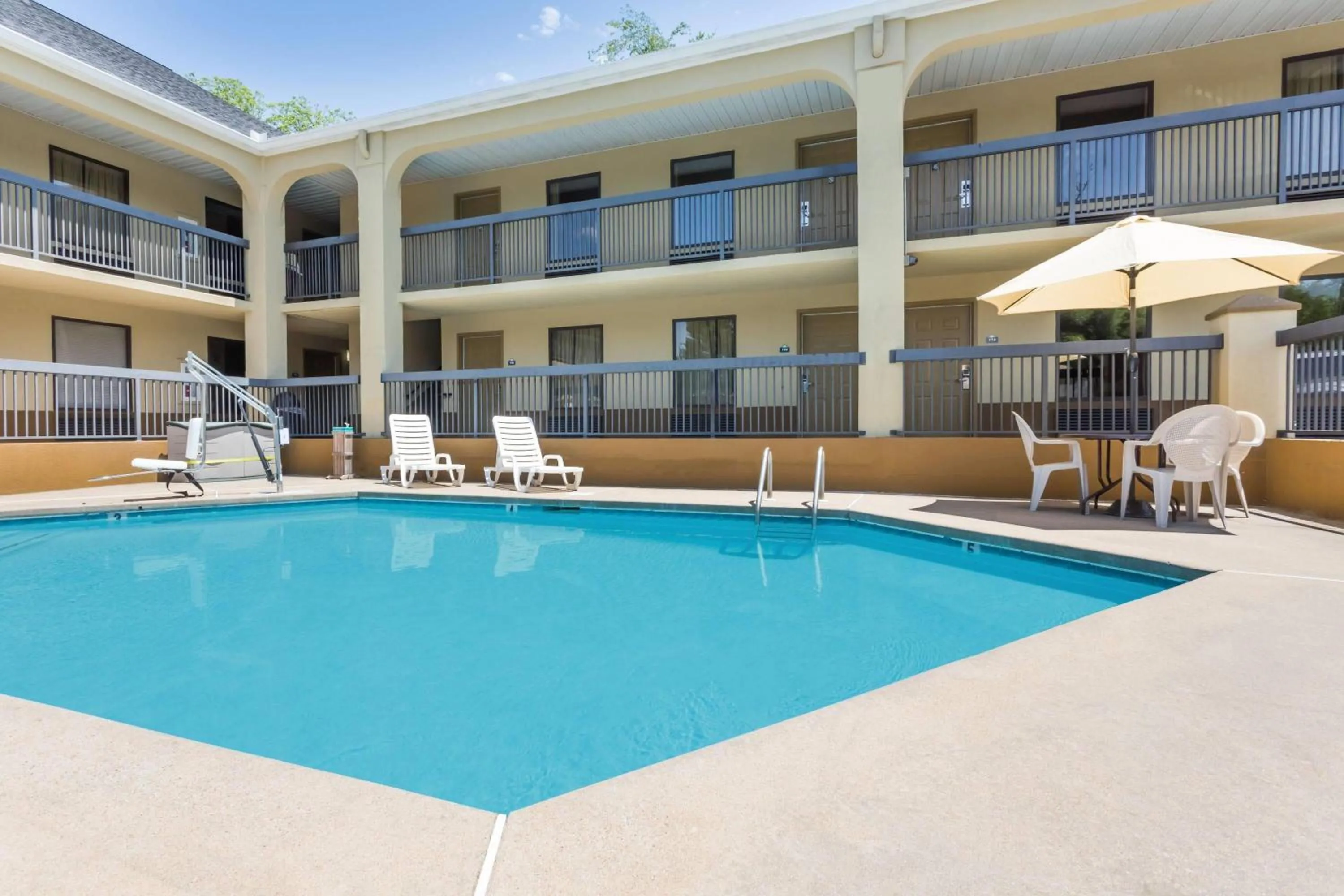 Pool view in Days Inn by Wyndham Elberton