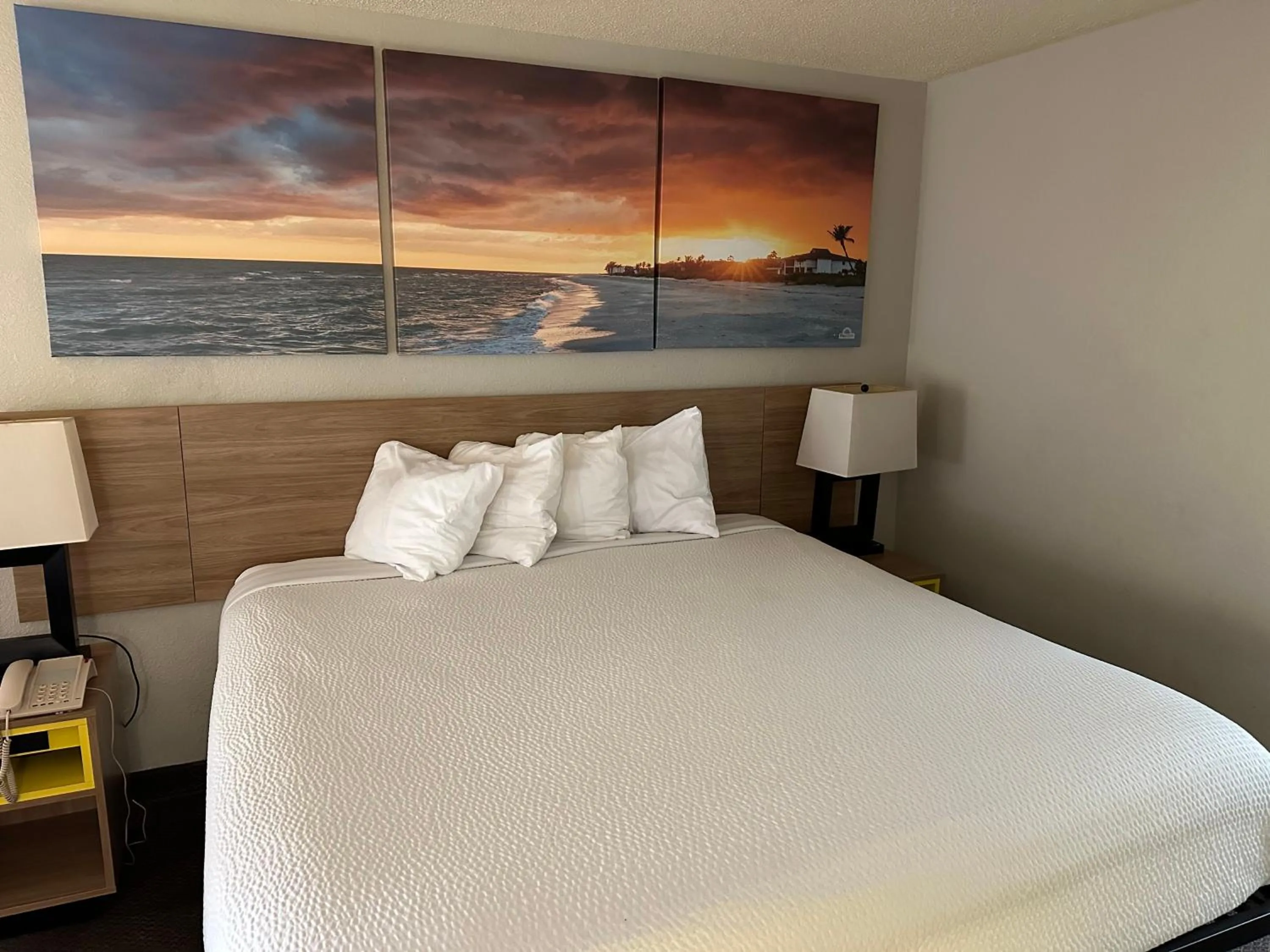 Bed in Days Inn by Wyndham Elberton