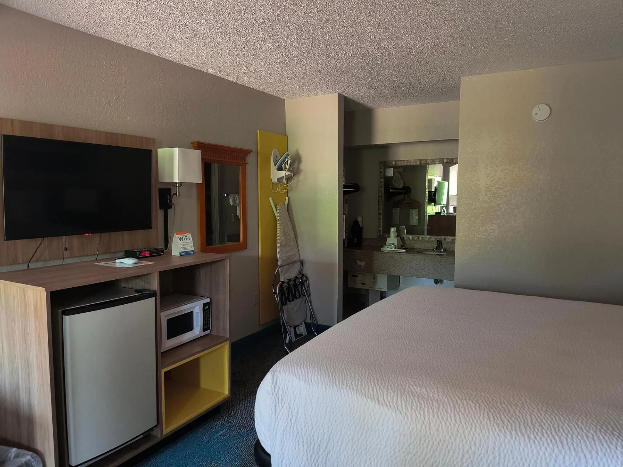 Bed in Days Inn by Wyndham Elberton