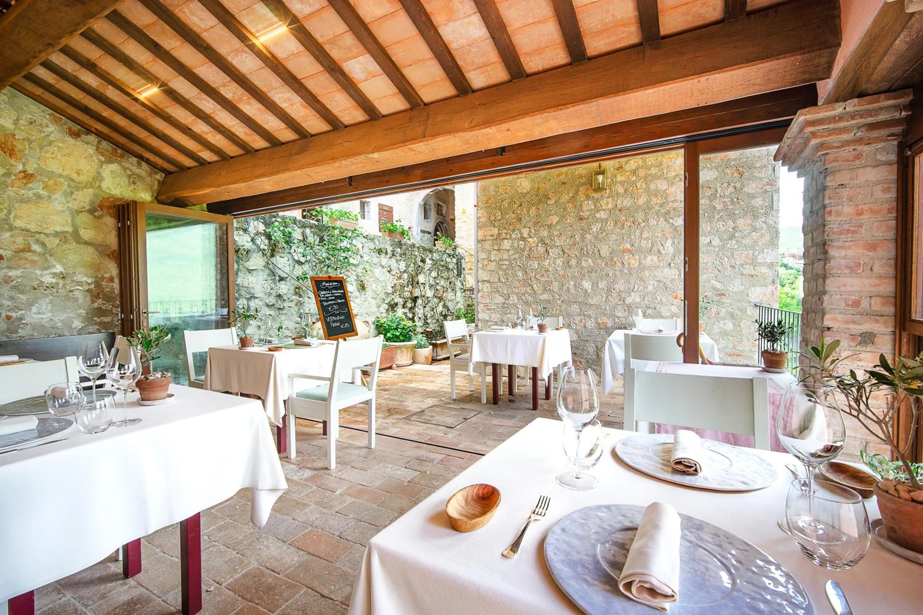 Restaurant/places to eat in Castello Di Postignano Relais