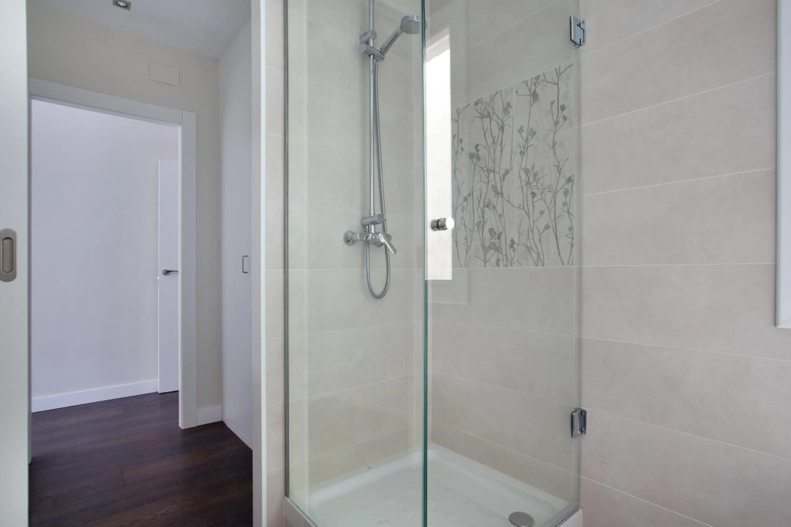 Shower in Consell de Cent Apartment