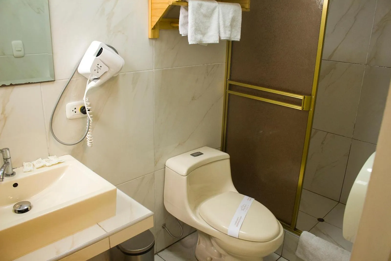 Bathroom in Plaza Mayor Lima