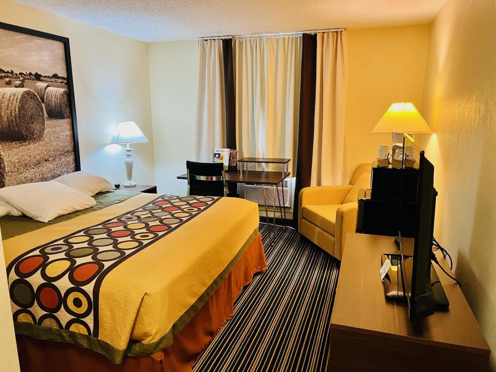 Bedroom, Bed in Super 8 by Wyndham Dodge City