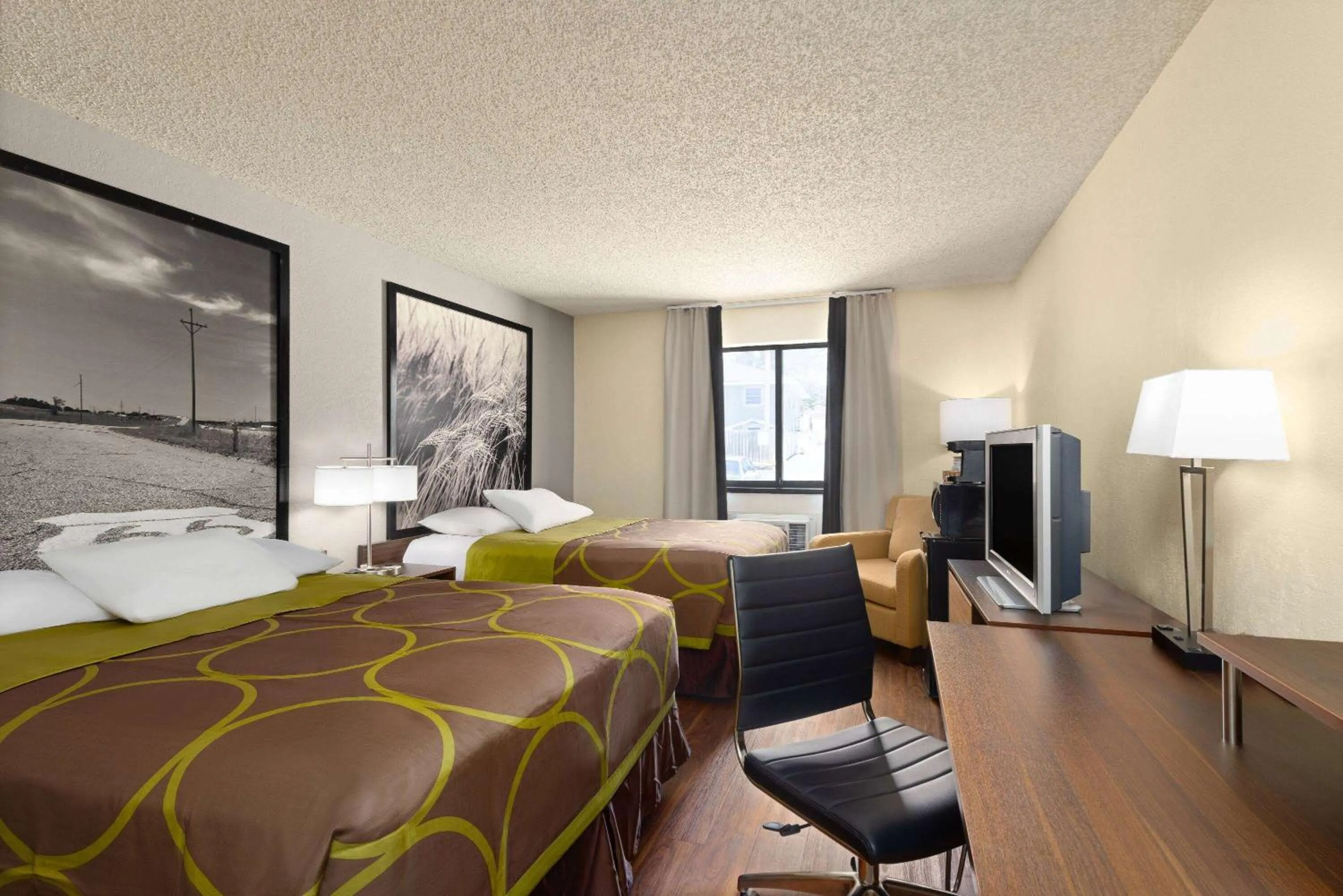 Photo of the whole room, Bed in Super 8 by Wyndham Dodge City