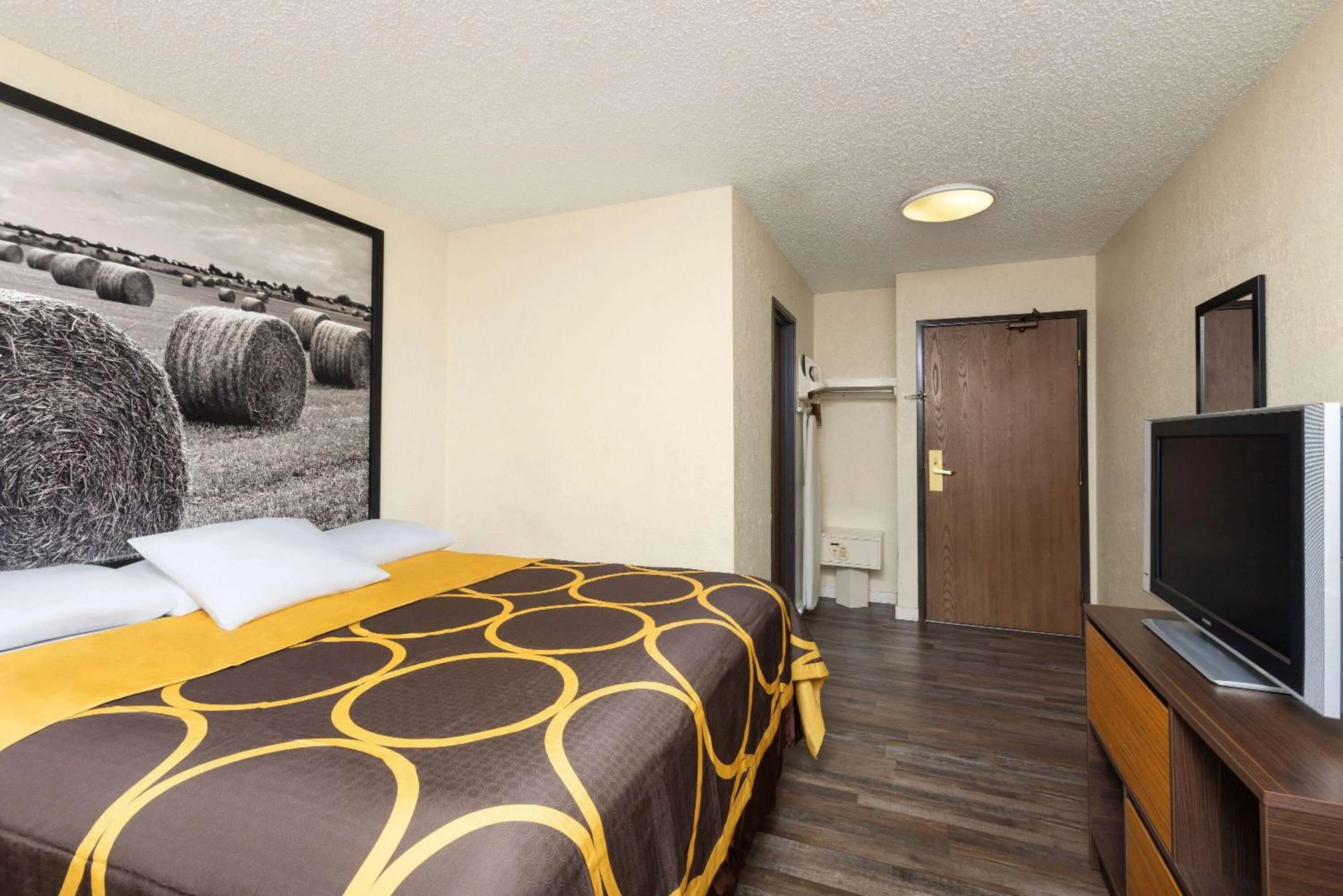 Photo of the whole room, Bed in Super 8 by Wyndham Dodge City
