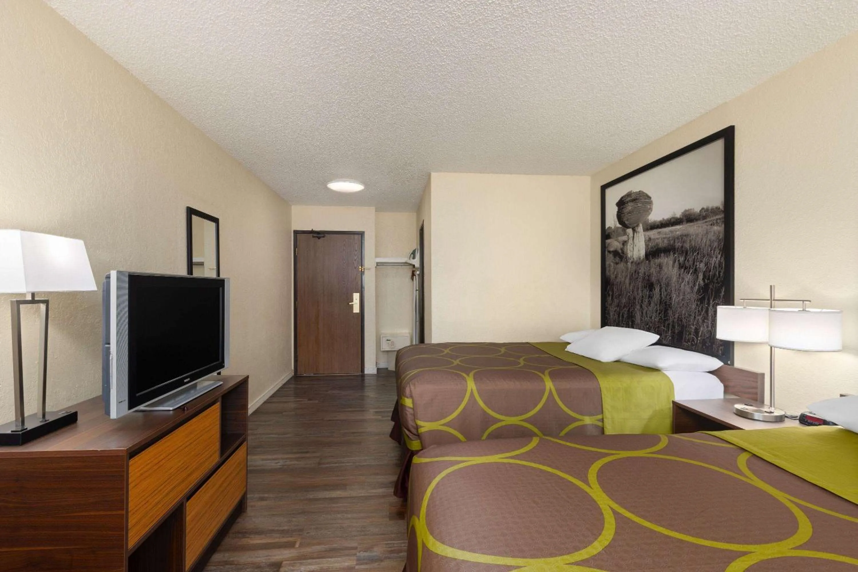 Photo of the whole room, Bed in Super 8 by Wyndham Dodge City