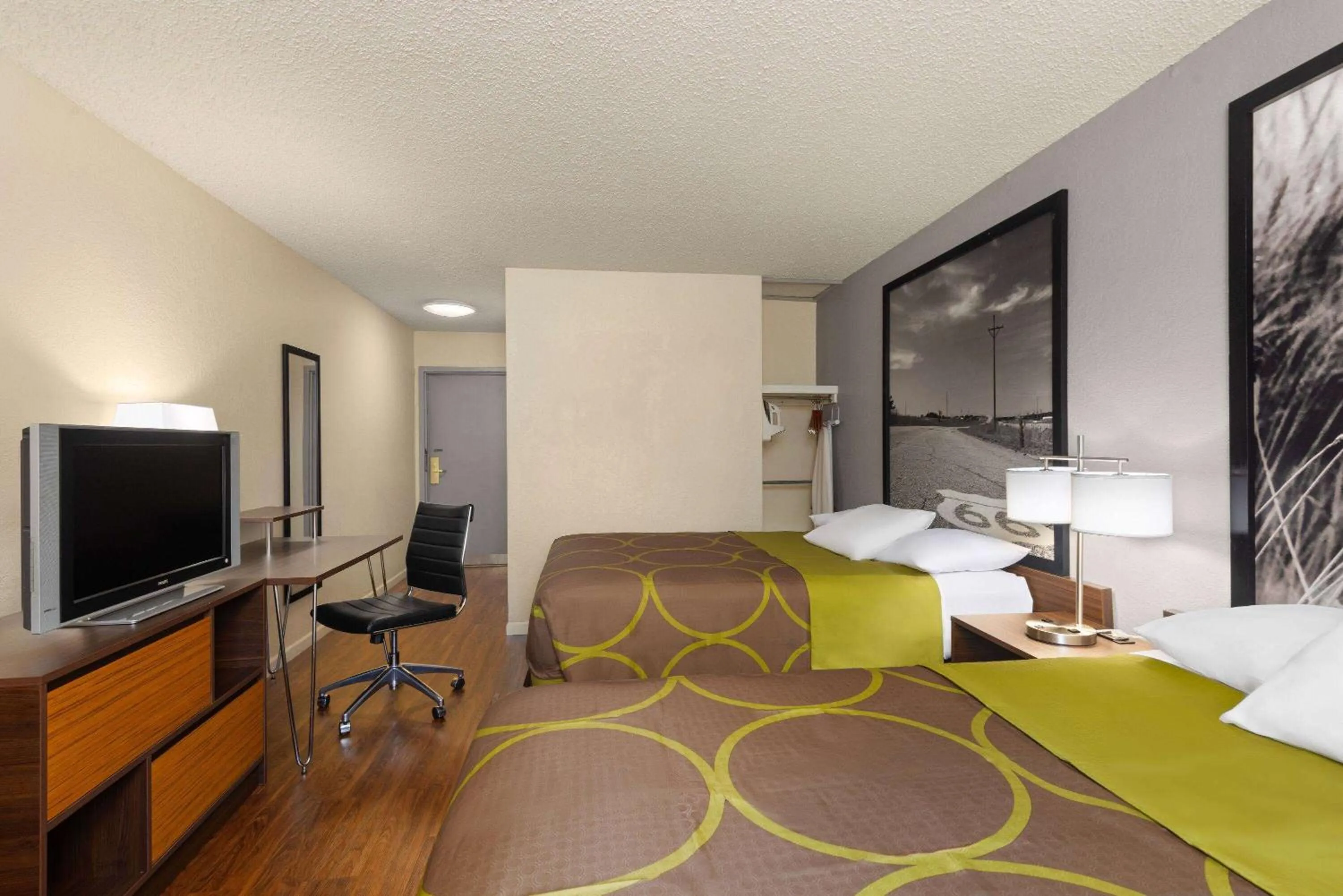 Photo of the whole room, Bed in Super 8 by Wyndham Dodge City