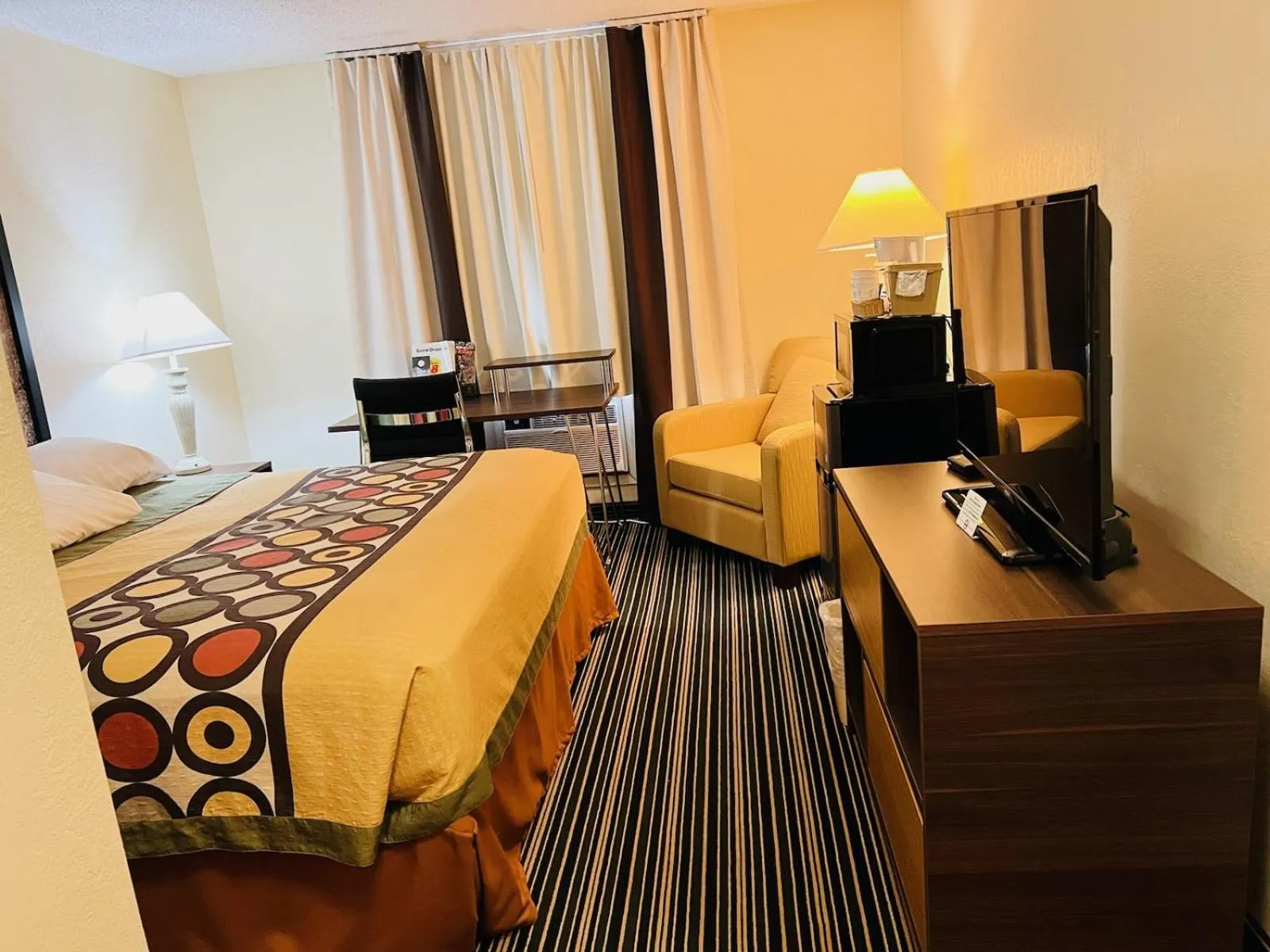 Bedroom, Bed in Super 8 by Wyndham Dodge City