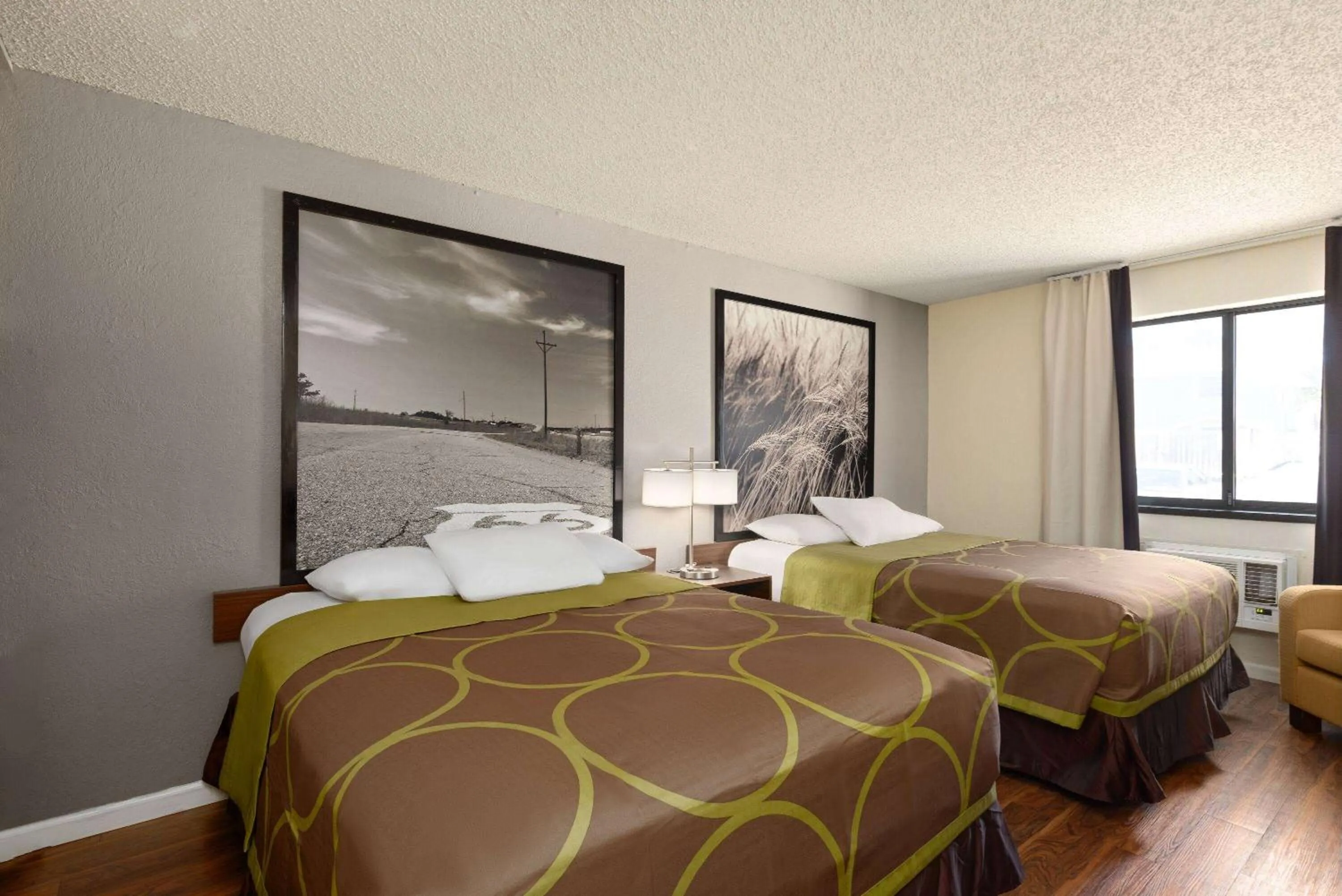 Photo of the whole room, Bed in Super 8 by Wyndham Dodge City