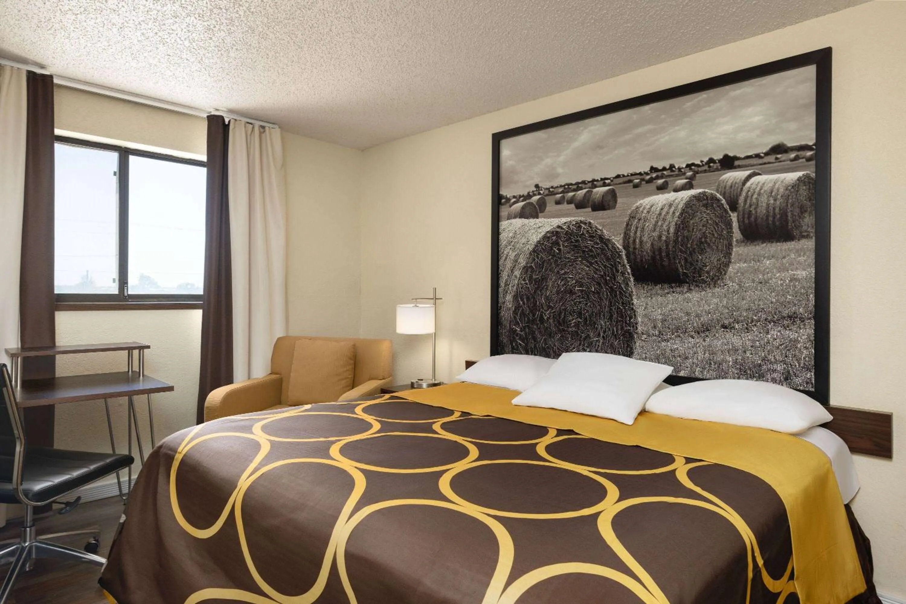 Photo of the whole room, Bed in Super 8 by Wyndham Dodge City
