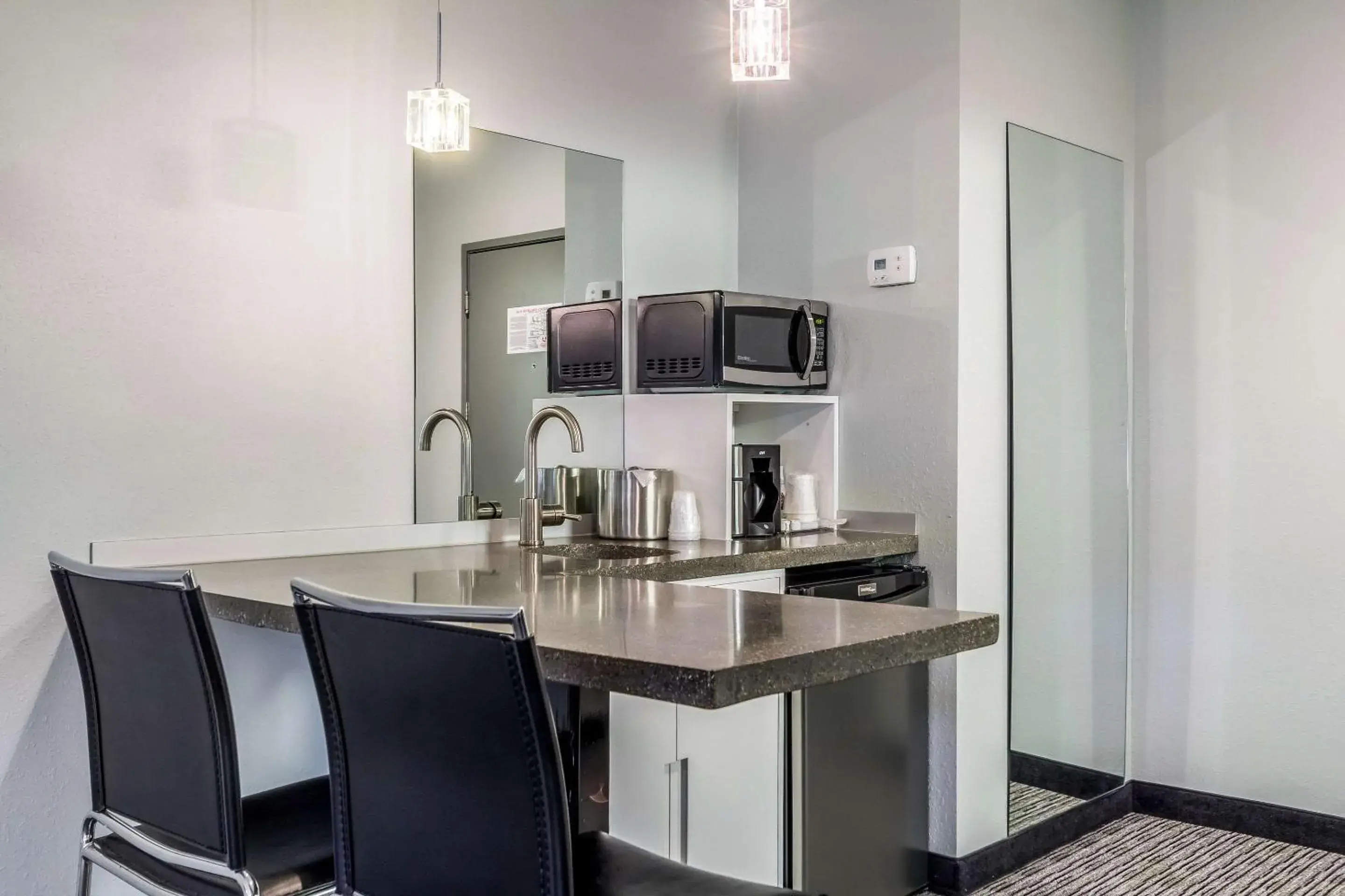 Queen Room with Two Queen Beds - Non-Smoking in The Wallhouse Hotel, an Ascend Collection Hotel Queen Room with Two Queen Beds - Non-Smoking in The Wallhouse Hotel, an Ascend Collection Hotel