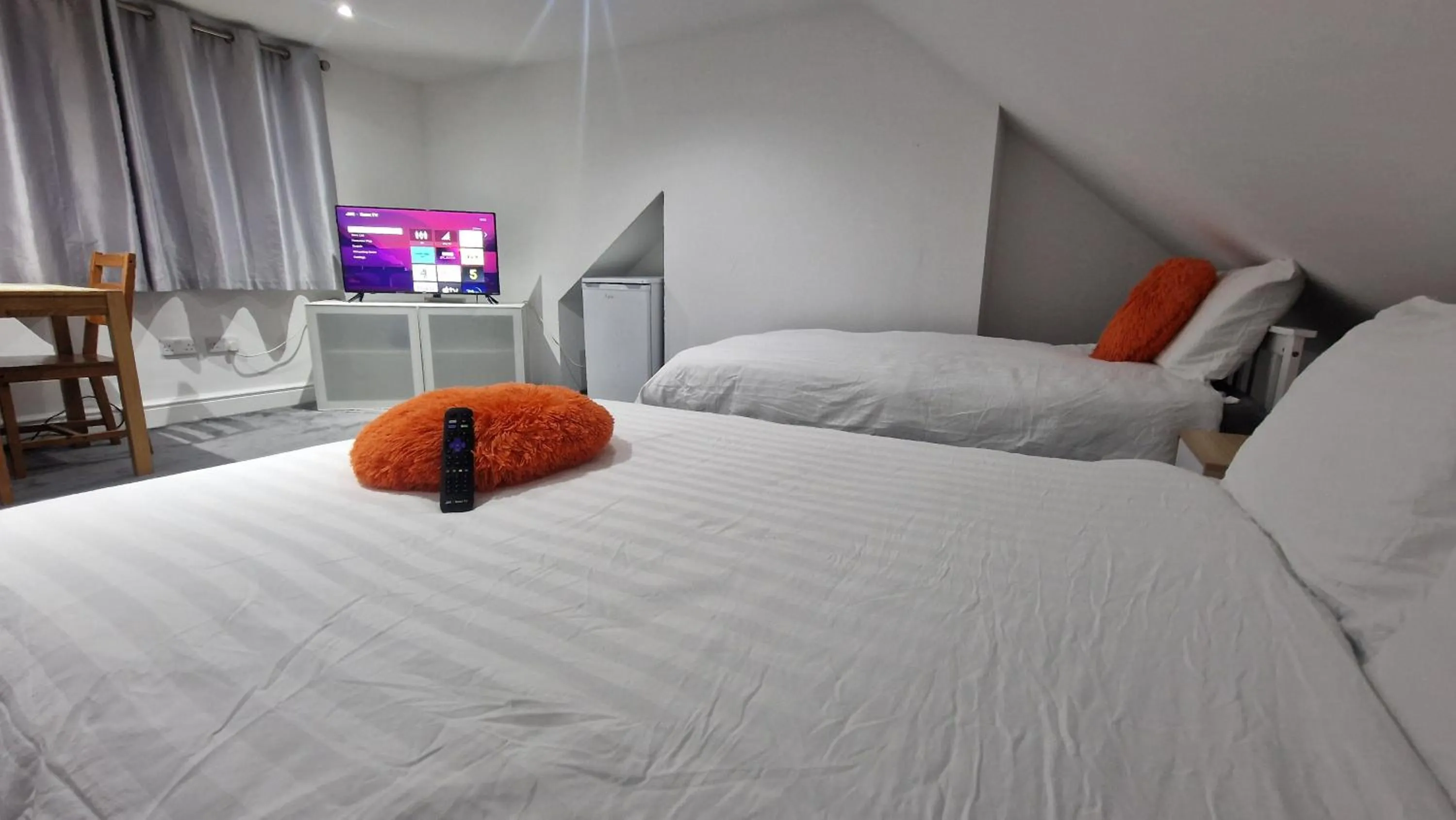 Bedroom, Bed in SnoozeDen Westmead - Windsor Castle & Legoland