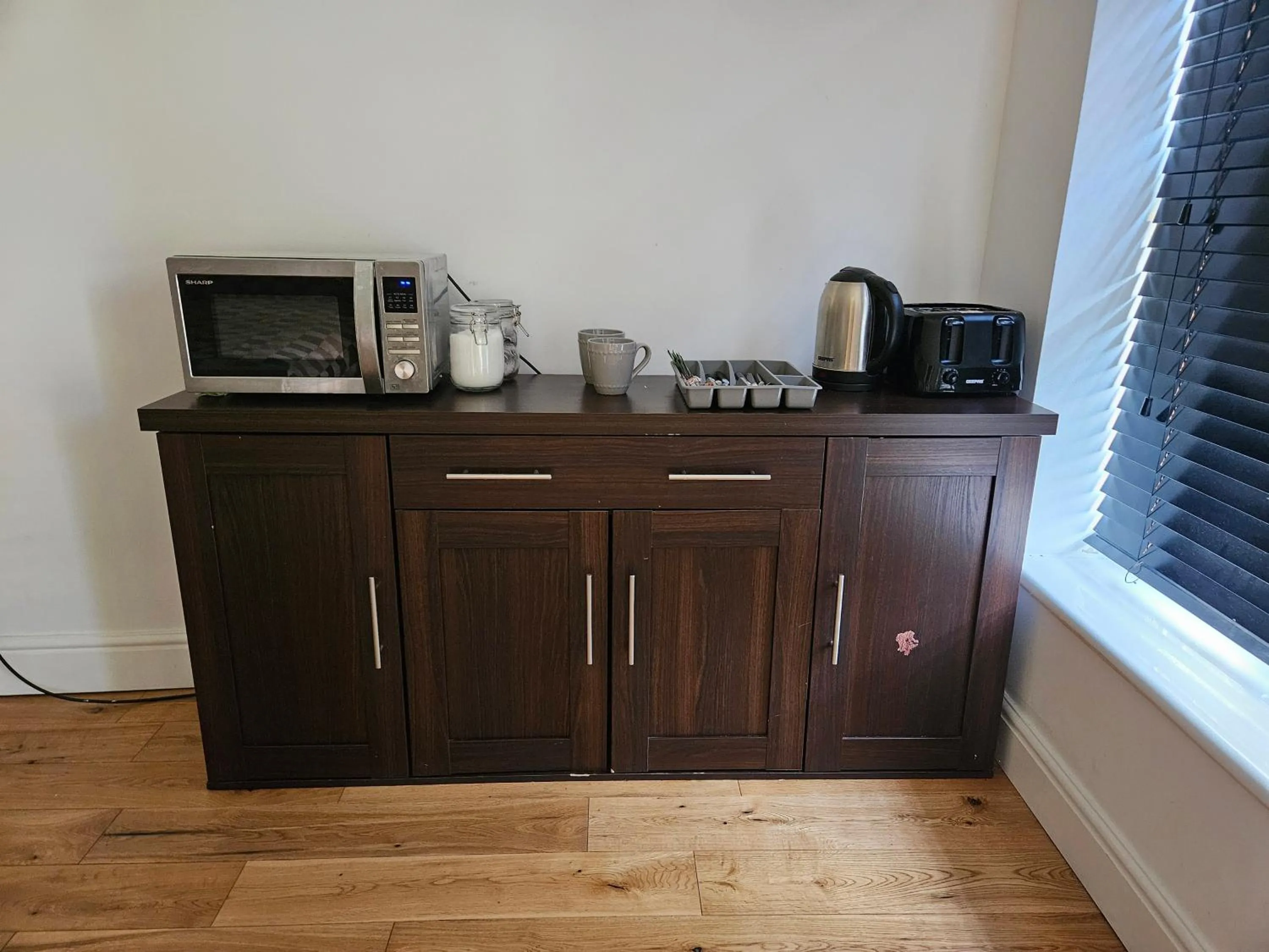 Coffee/tea facilities in SnoozeDen Westmead - Windsor Castle & Legoland