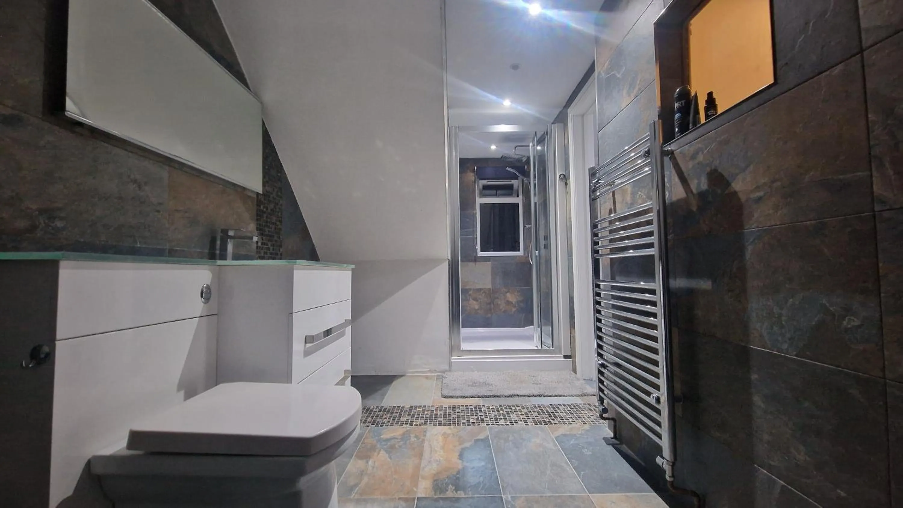 Bathroom in SnoozeDen Westmead - Windsor Castle & Legoland