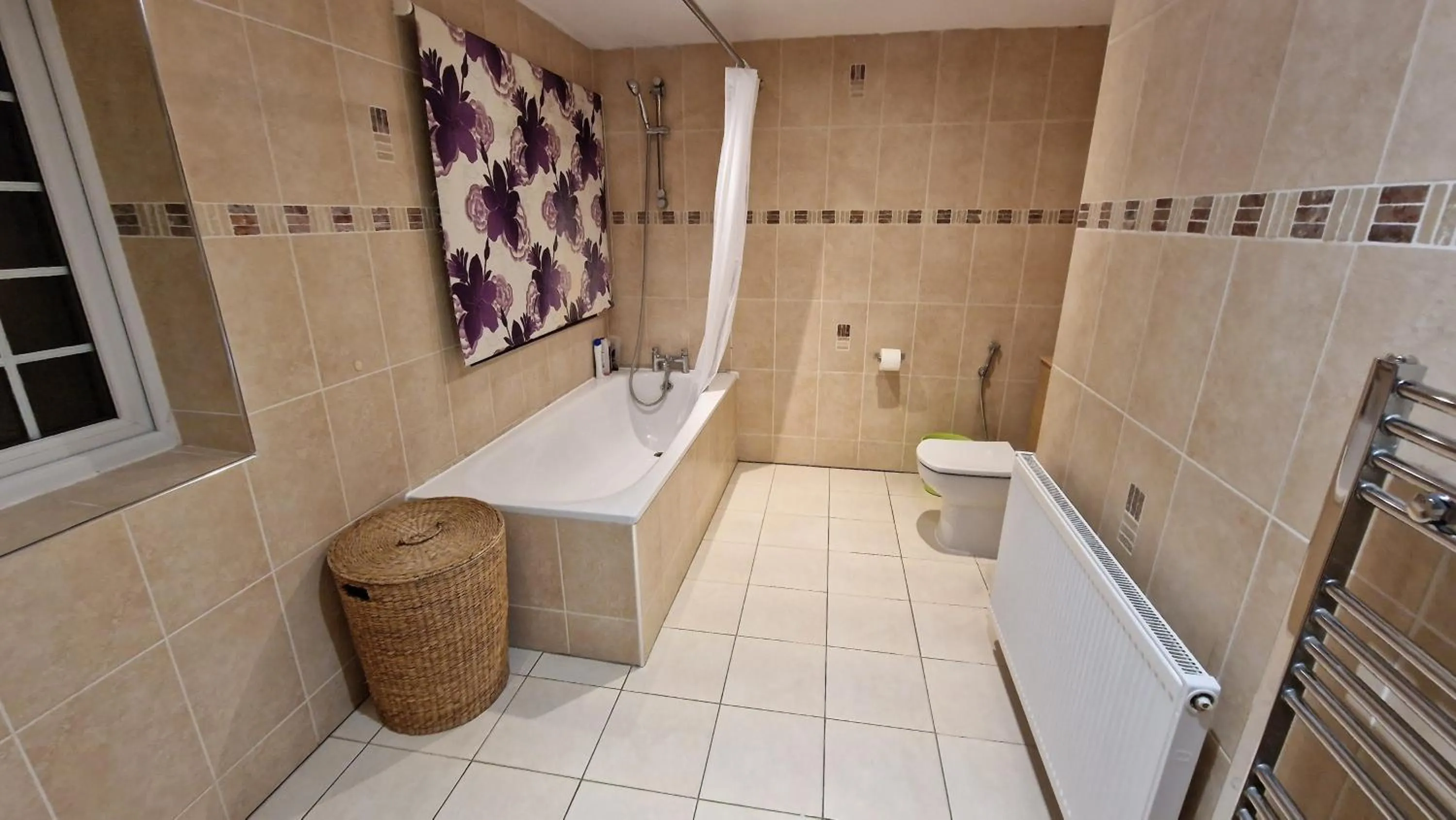 Bathroom in SnoozeDen Westmead - Windsor Castle & Legoland