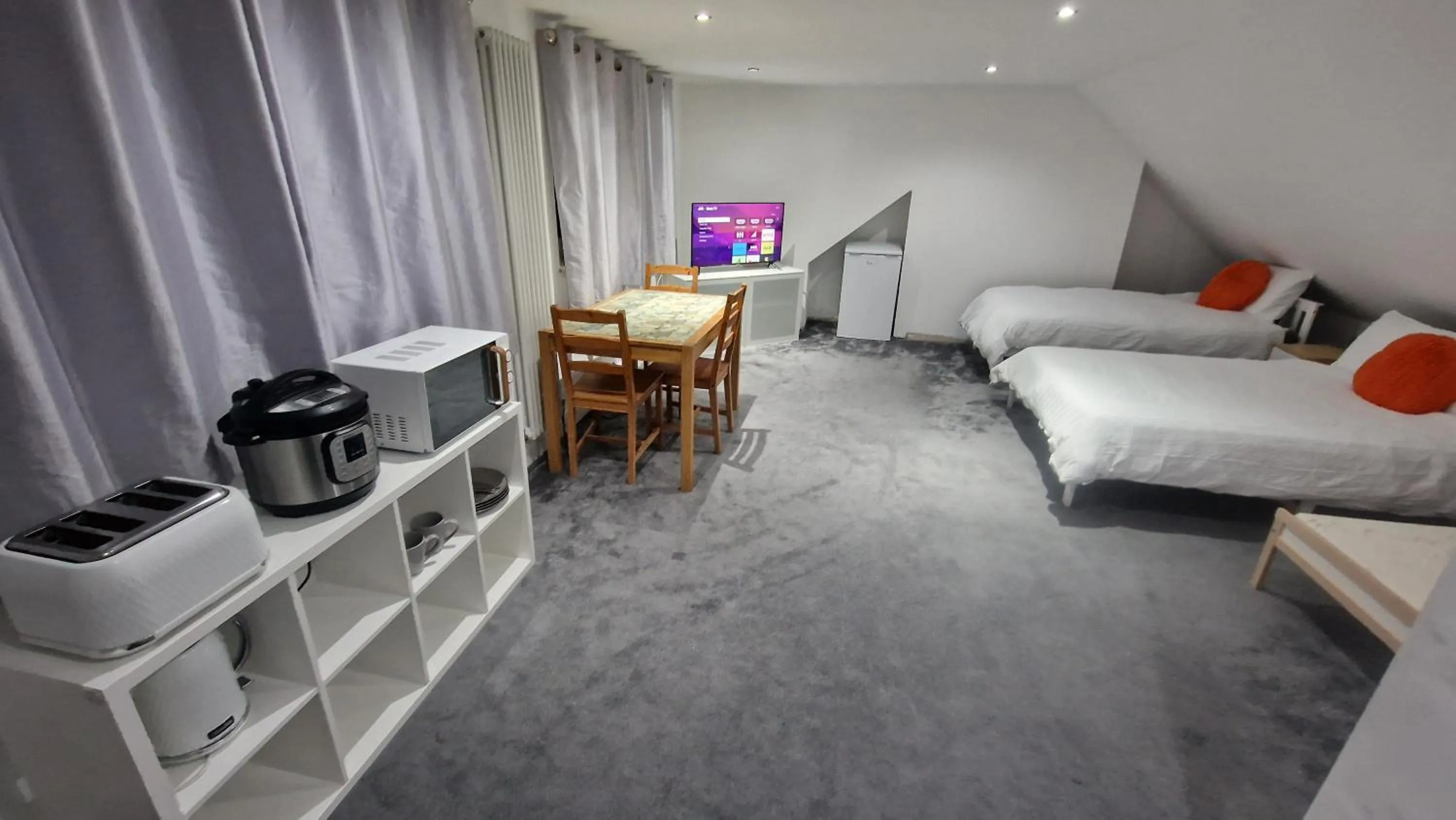 Bedroom, Bed in SnoozeDen Westmead - Windsor Castle & Legoland