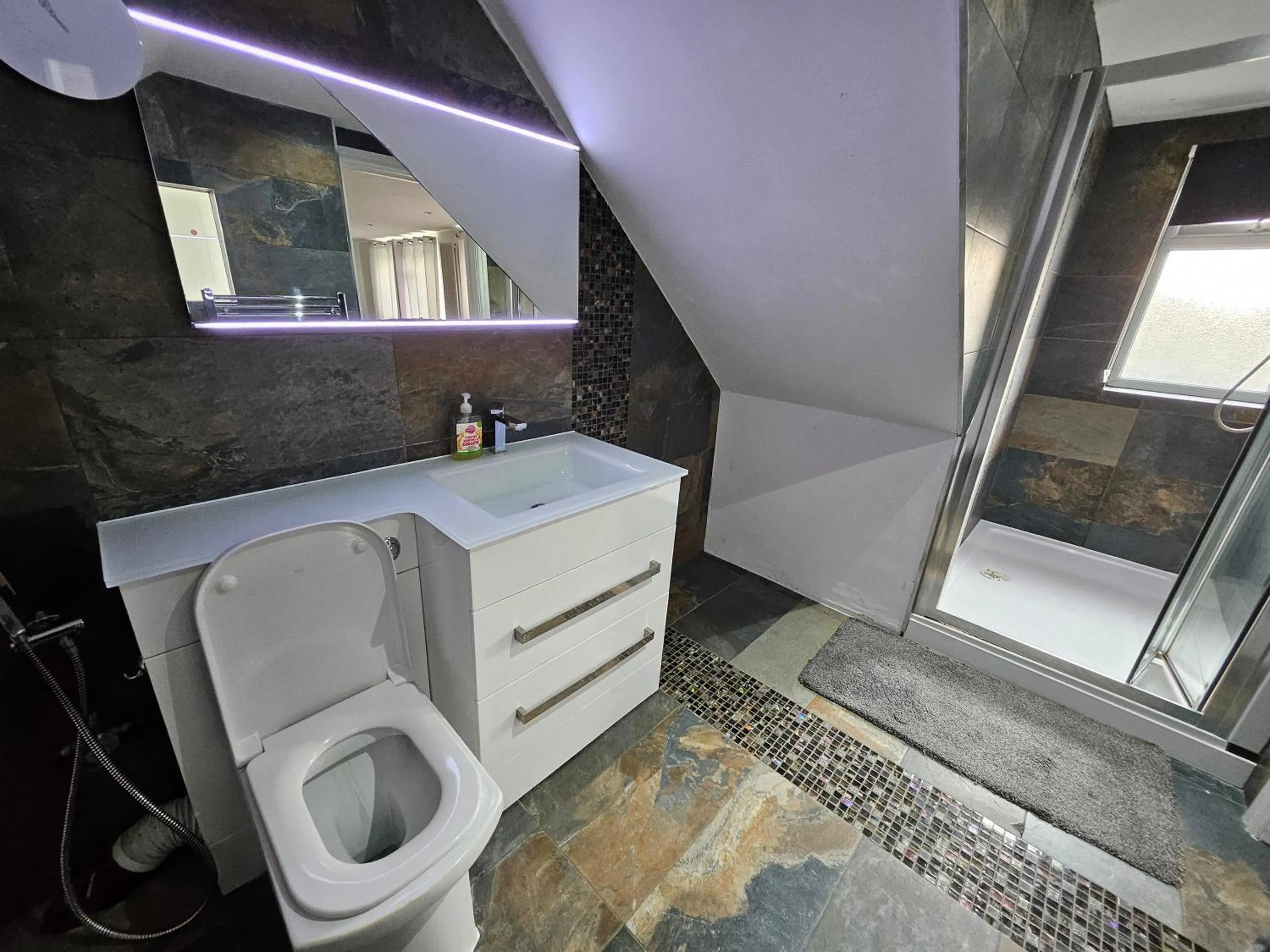 Bathroom in SnoozeDen Westmead - Windsor Castle & Legoland