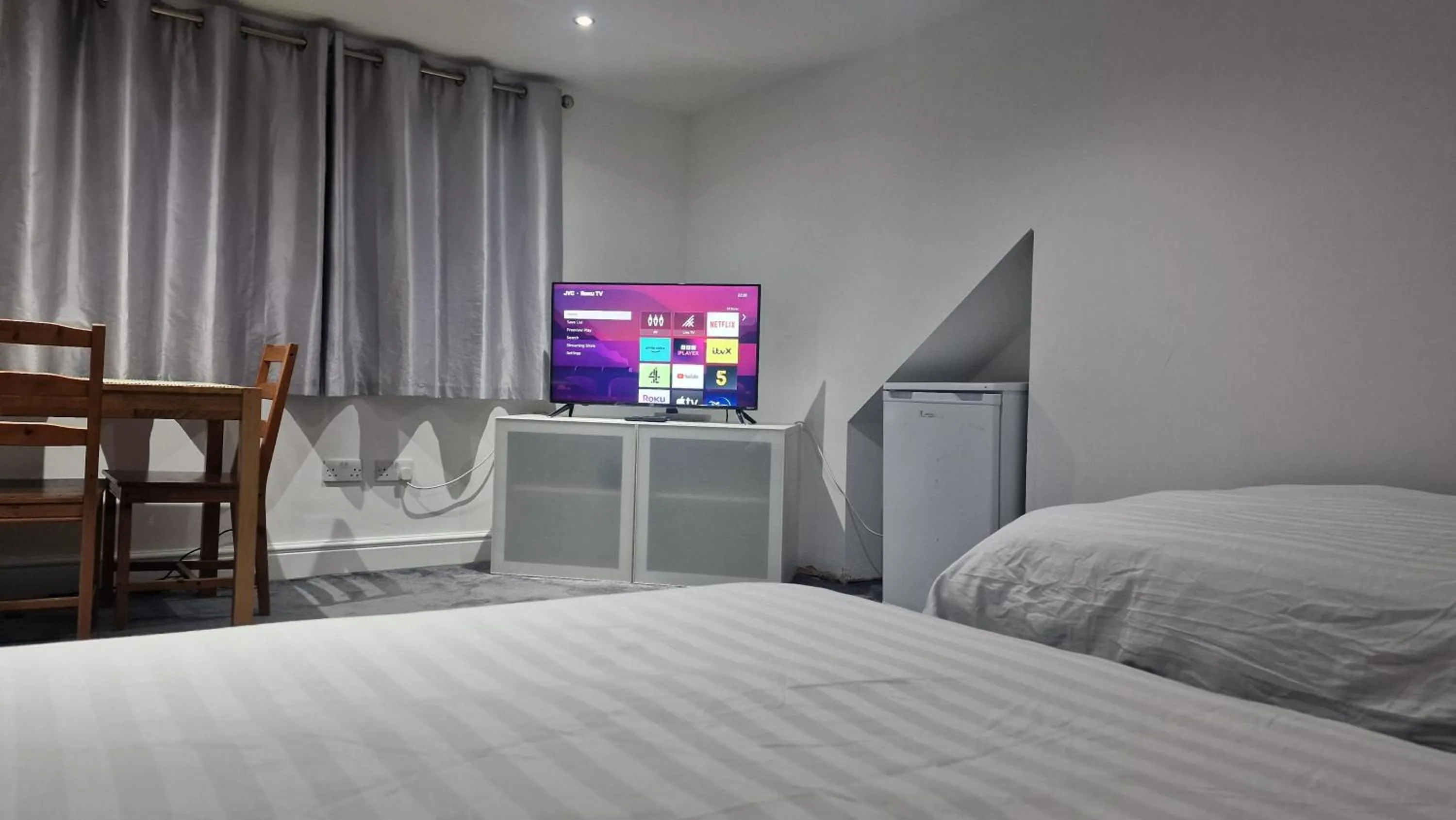 Bedroom, Bed in SnoozeDen Westmead - Windsor Castle & Legoland