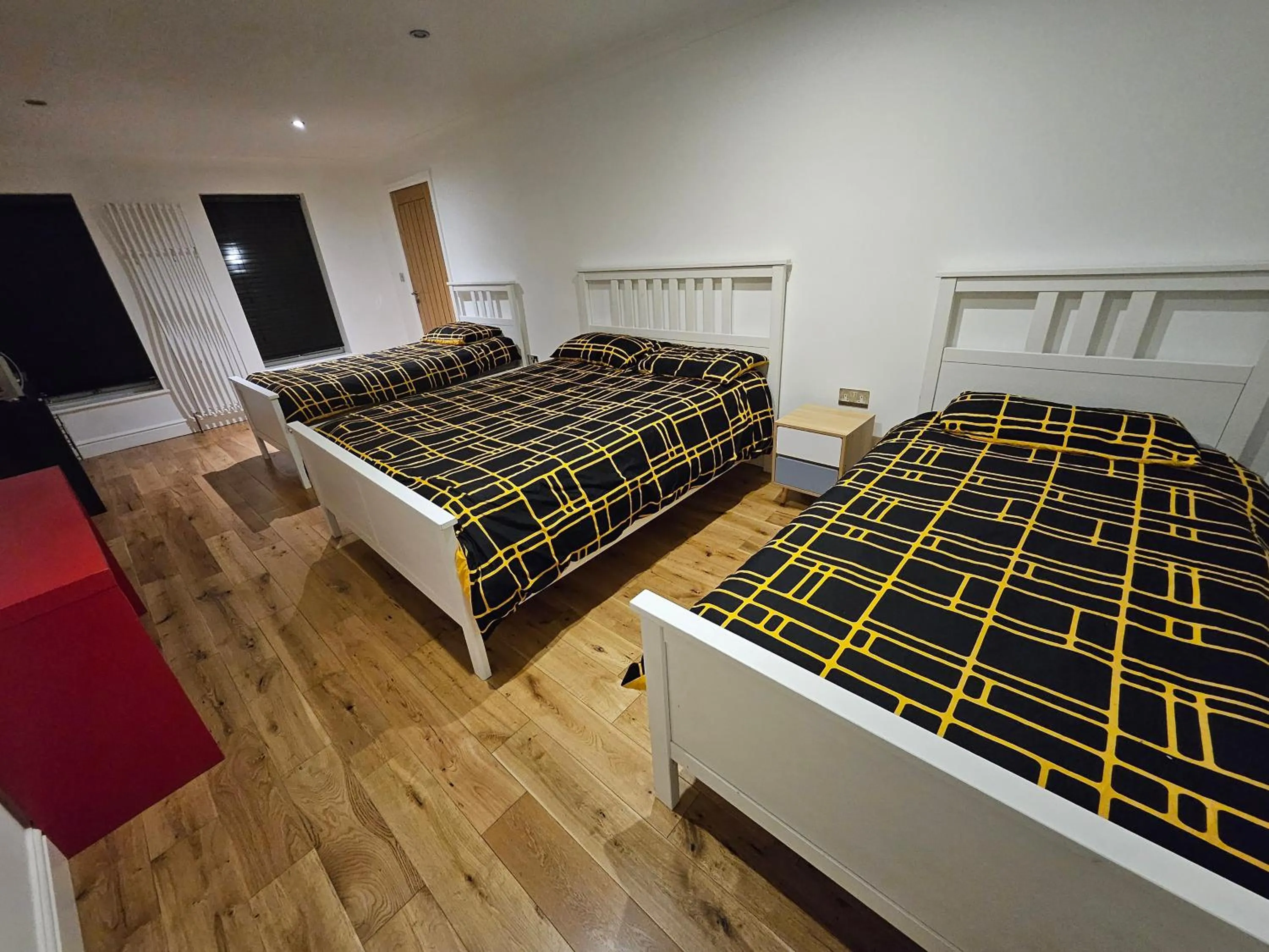 Bedroom, Bed in SnoozeDen Westmead - Windsor Castle & Legoland