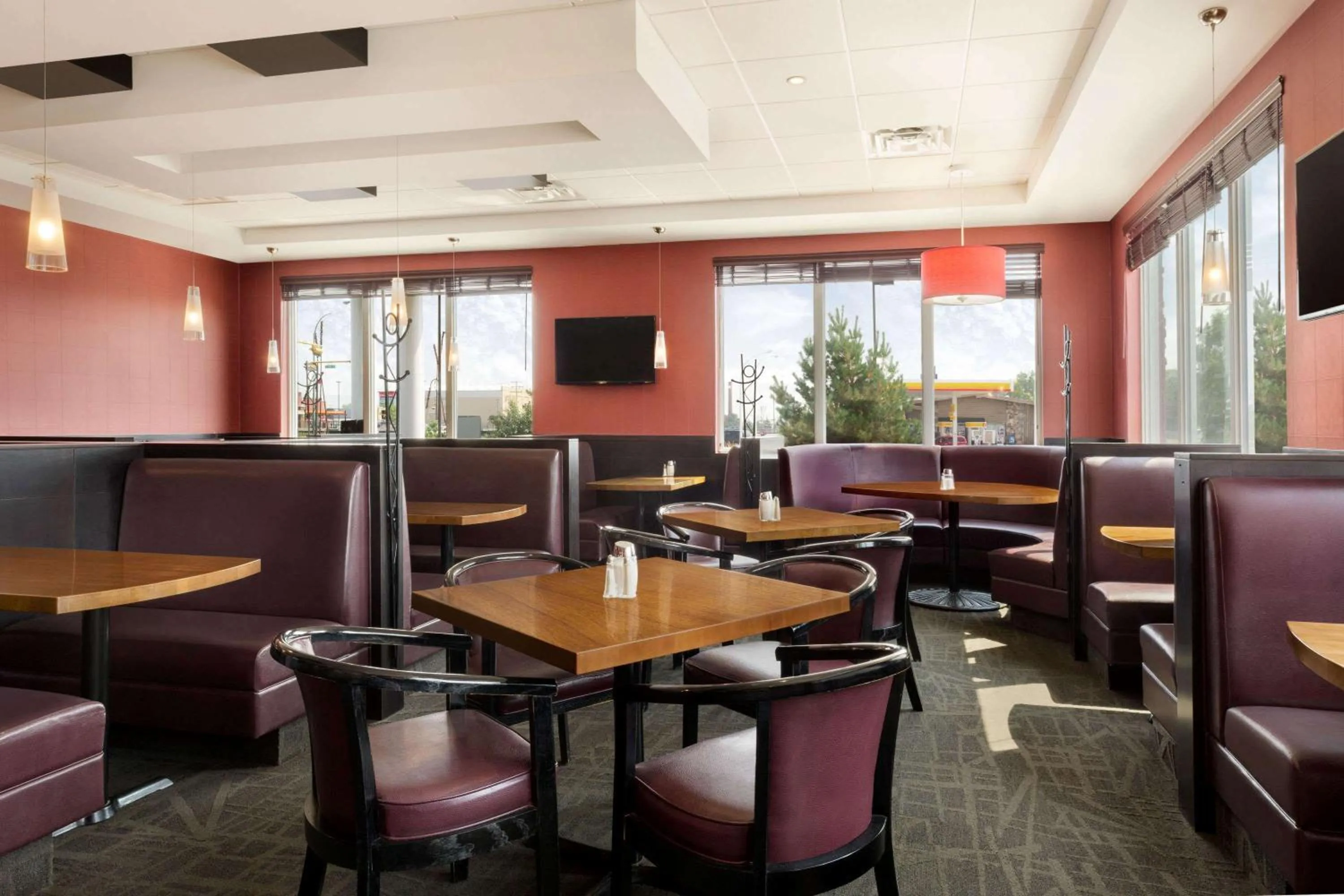 Restaurant/places to eat in Travelodge Hotel by Wyndham Weyburn