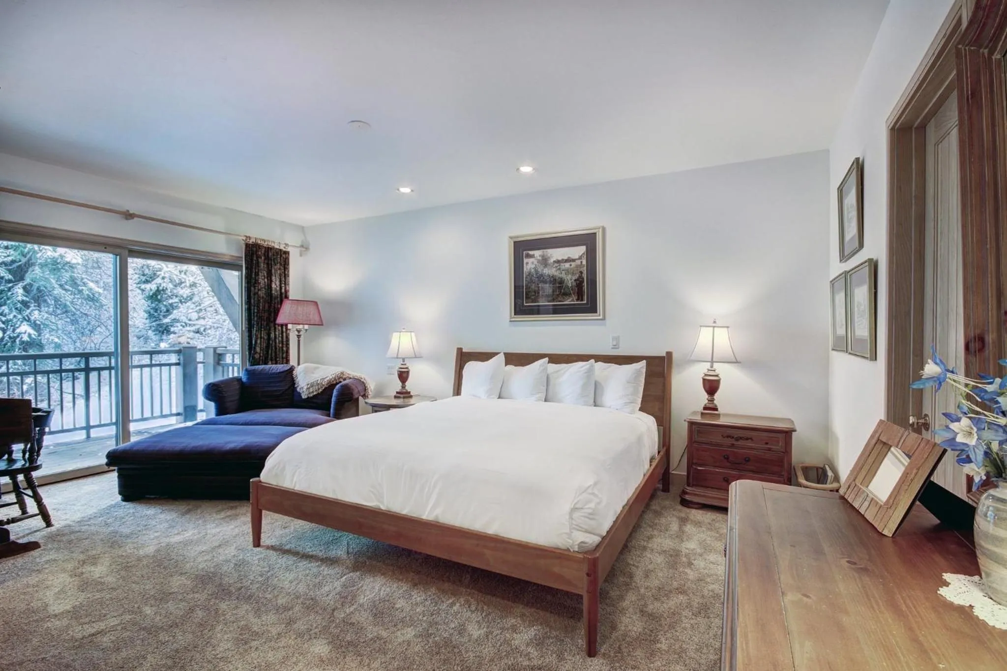 Photo of the whole room, Bed in The Pines Lodge, a RockResort, by Vail Resorts