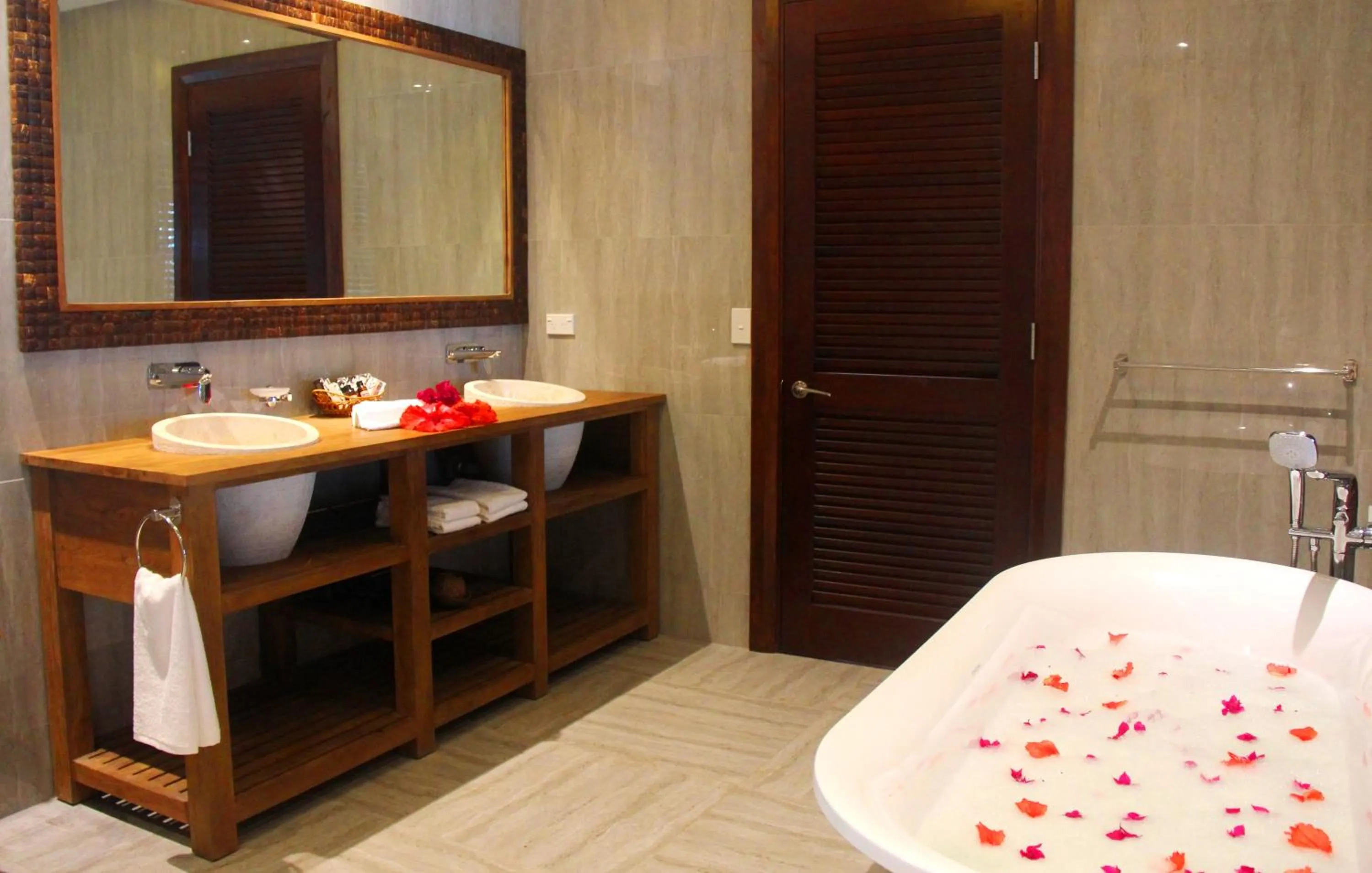 Shower, Bed in Nautilus Resort