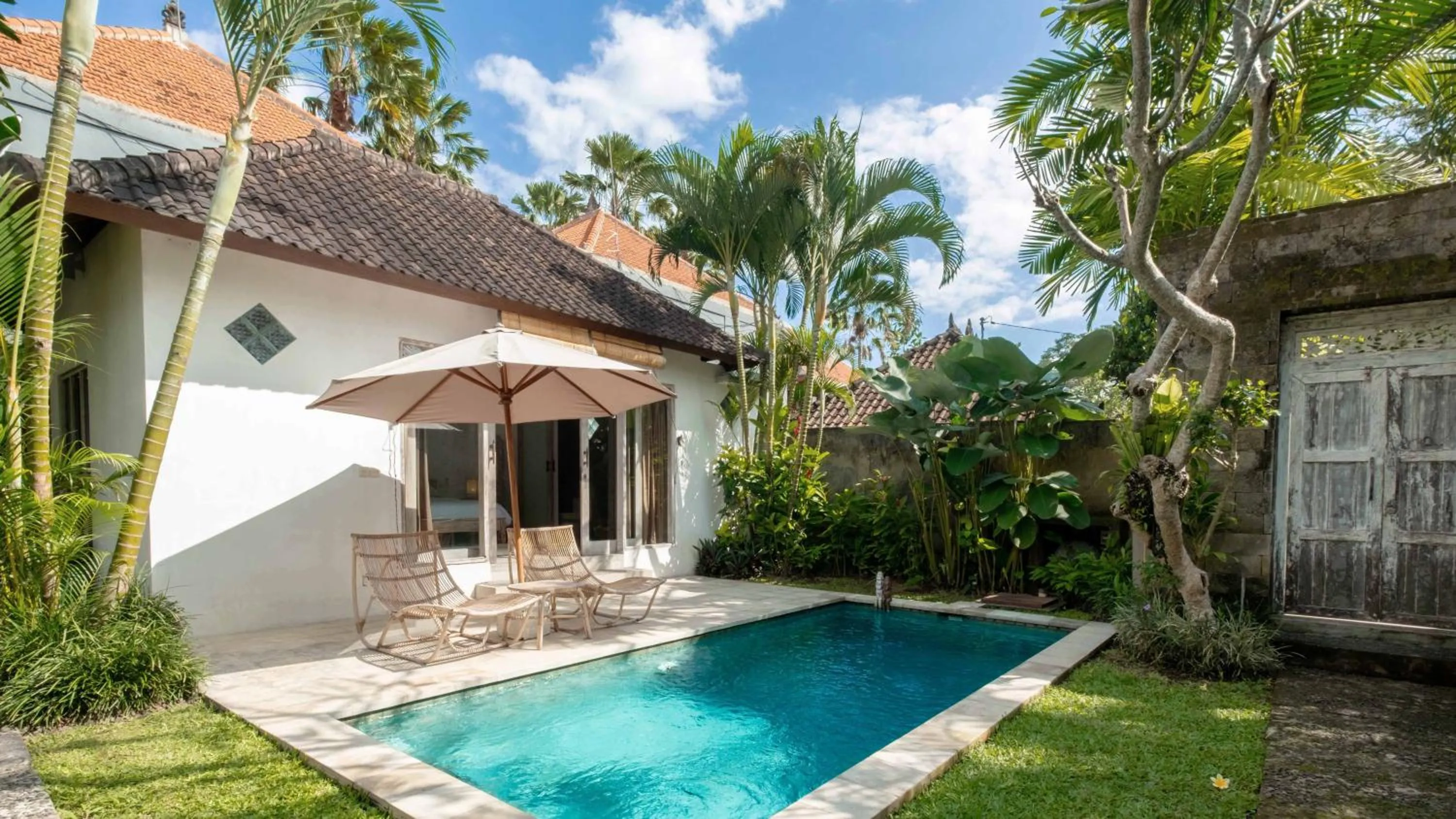 Swimming pool in Villa Katak by Villa Finder