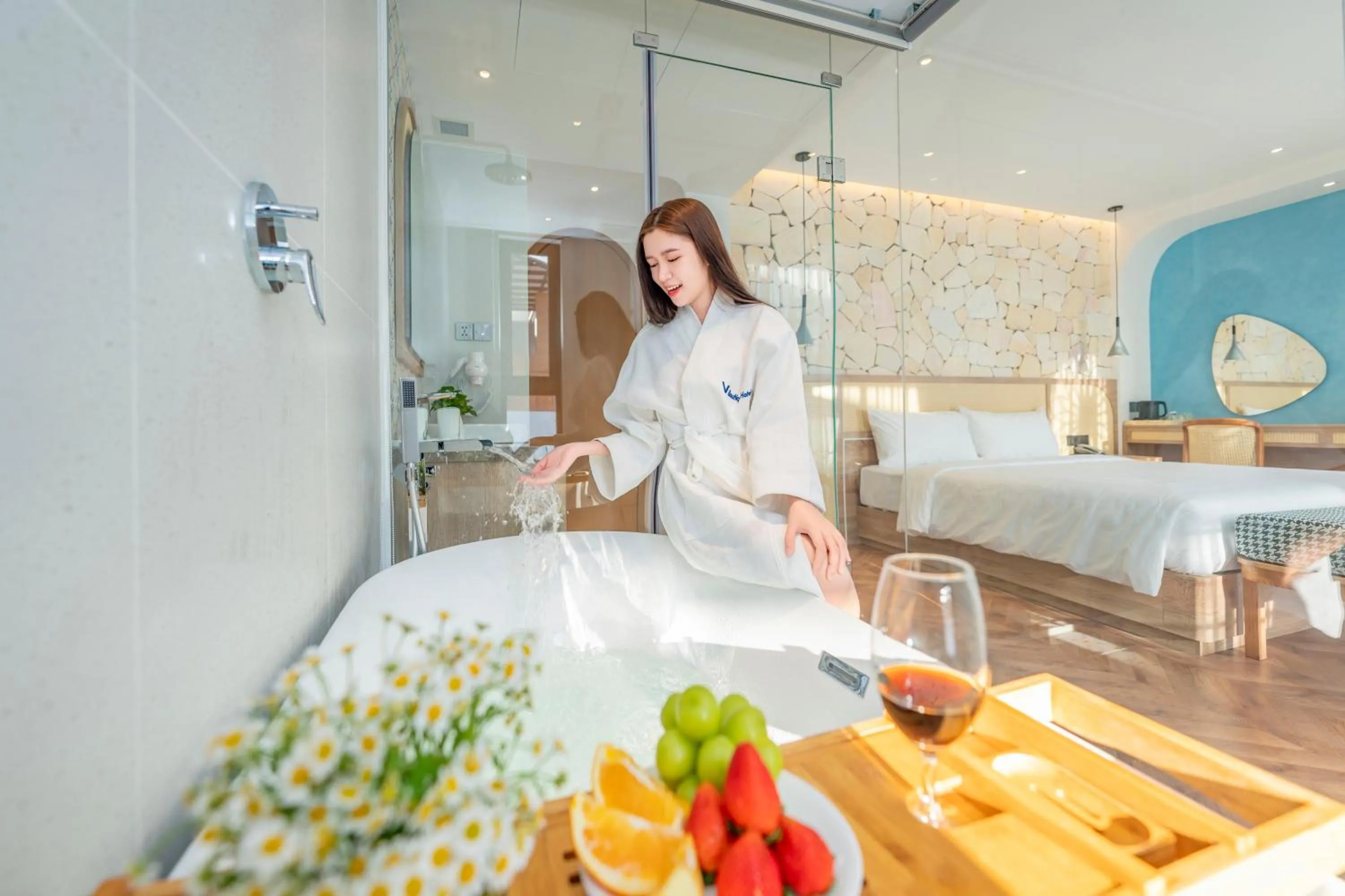 Photo of the whole room, Bed in V Boutique Hotel - Complimentary refreshments