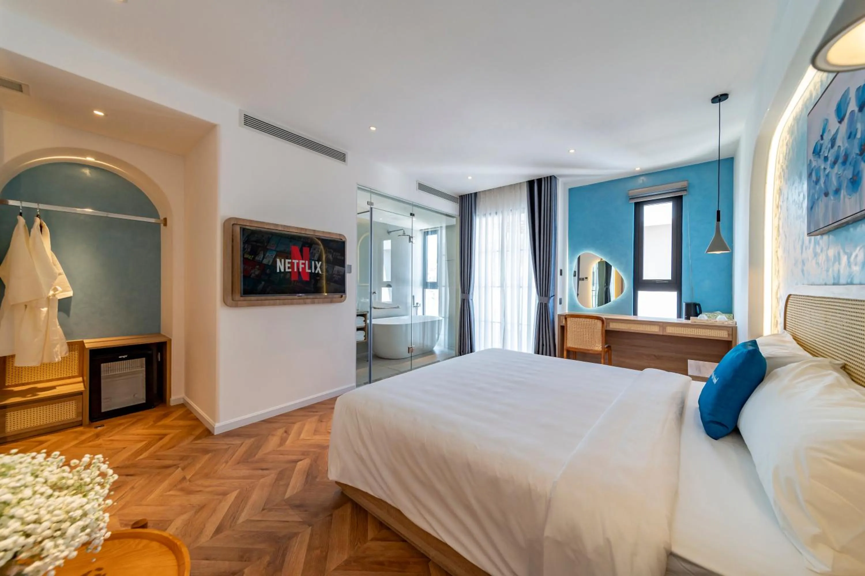 Photo of the whole room, Bed in V Boutique Hotel - Complimentary refreshments