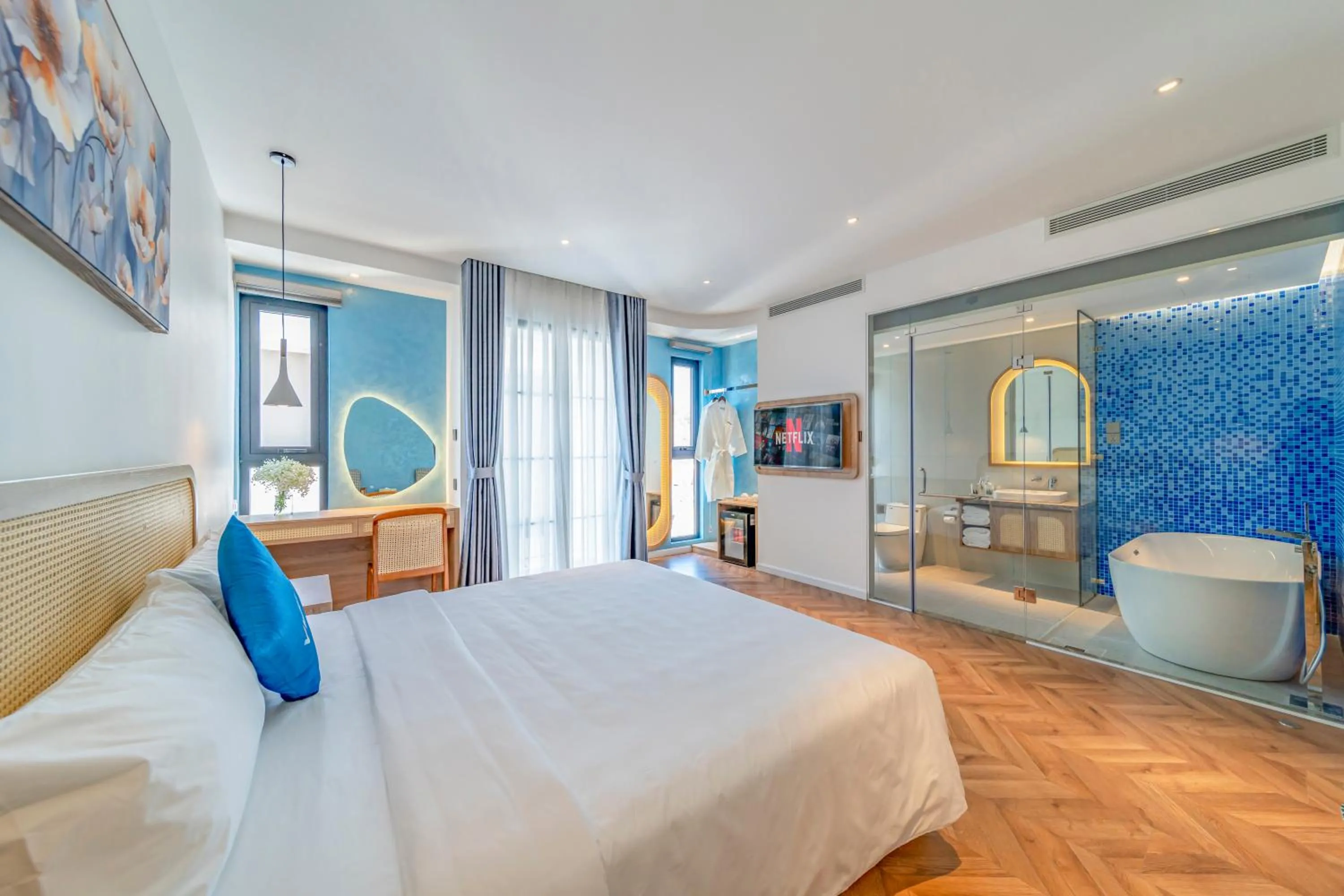 Photo of the whole room, Bed in V Boutique Hotel - Complimentary refreshments