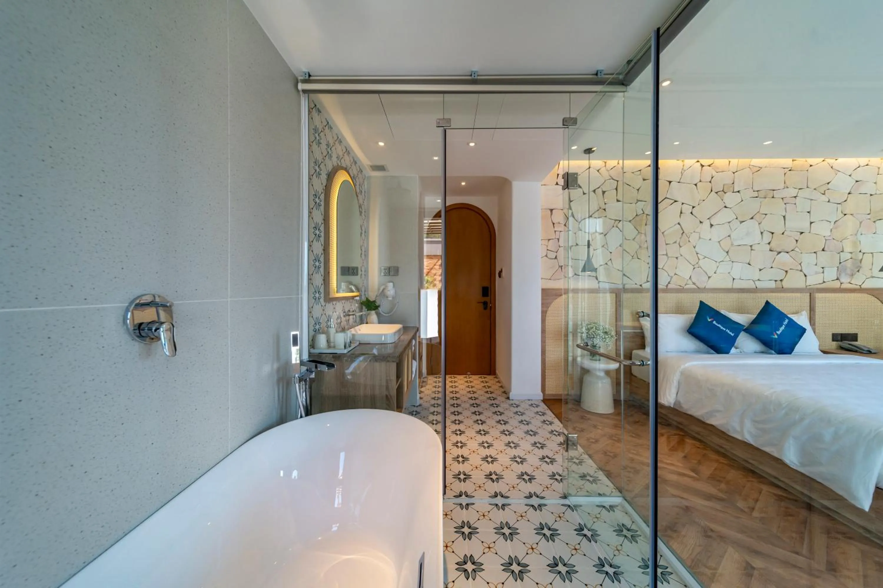 Shower, Bed in V Boutique Hotel - Complimentary refreshments