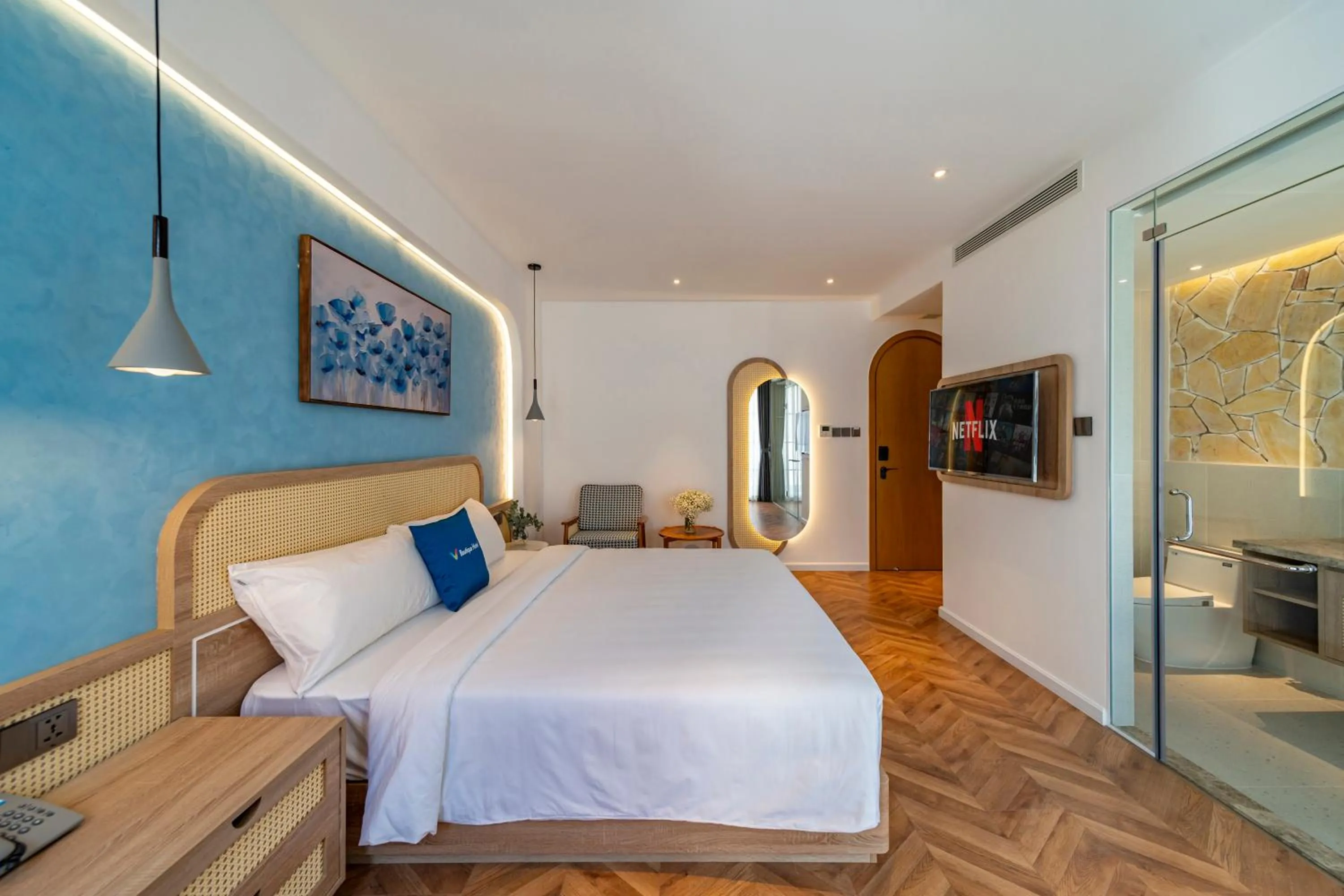 Photo of the whole room, Bed in V Boutique Hotel - Complimentary refreshments