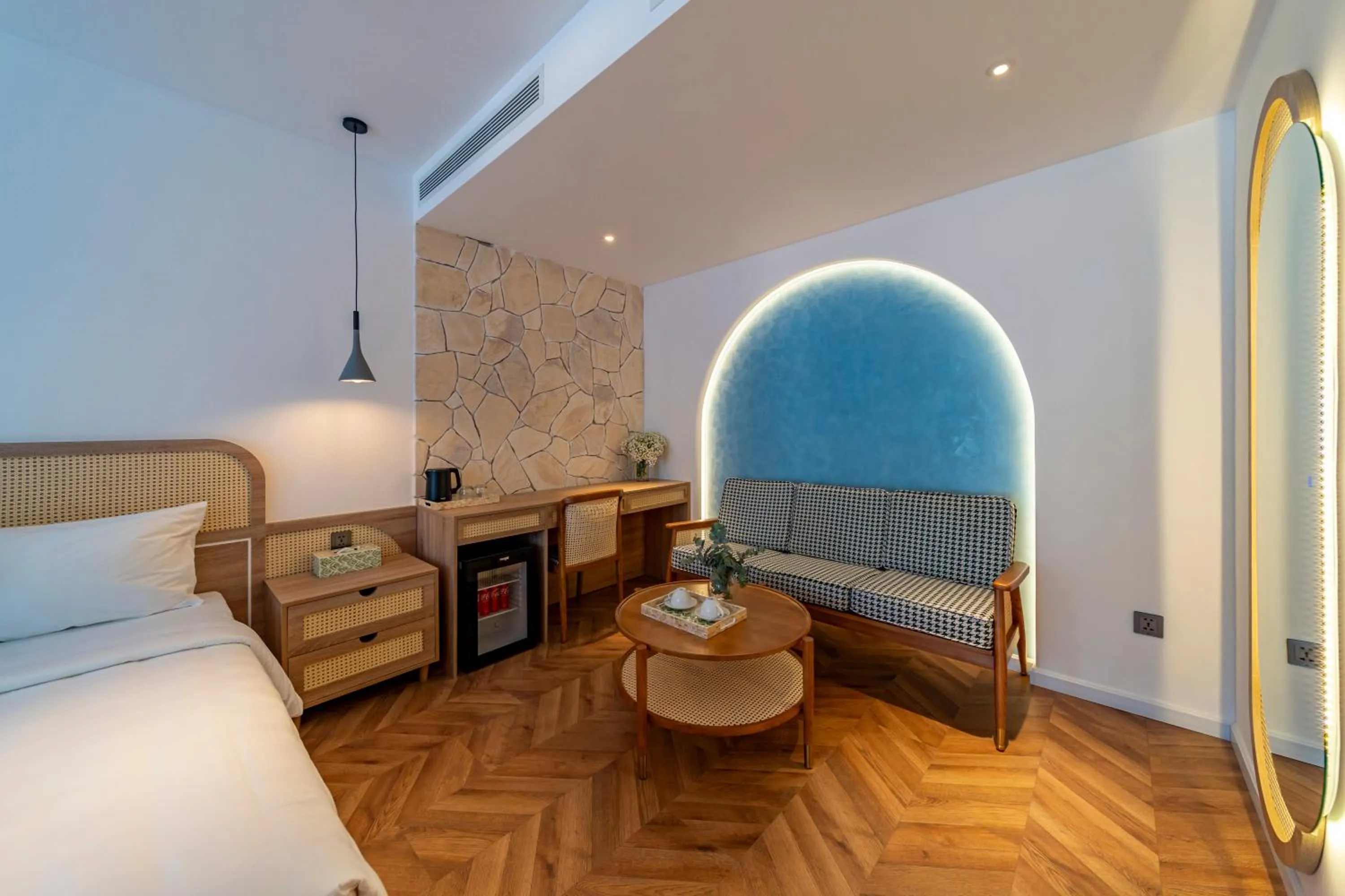 Photo of the whole room, Bed in V Boutique Hotel - Complimentary refreshments