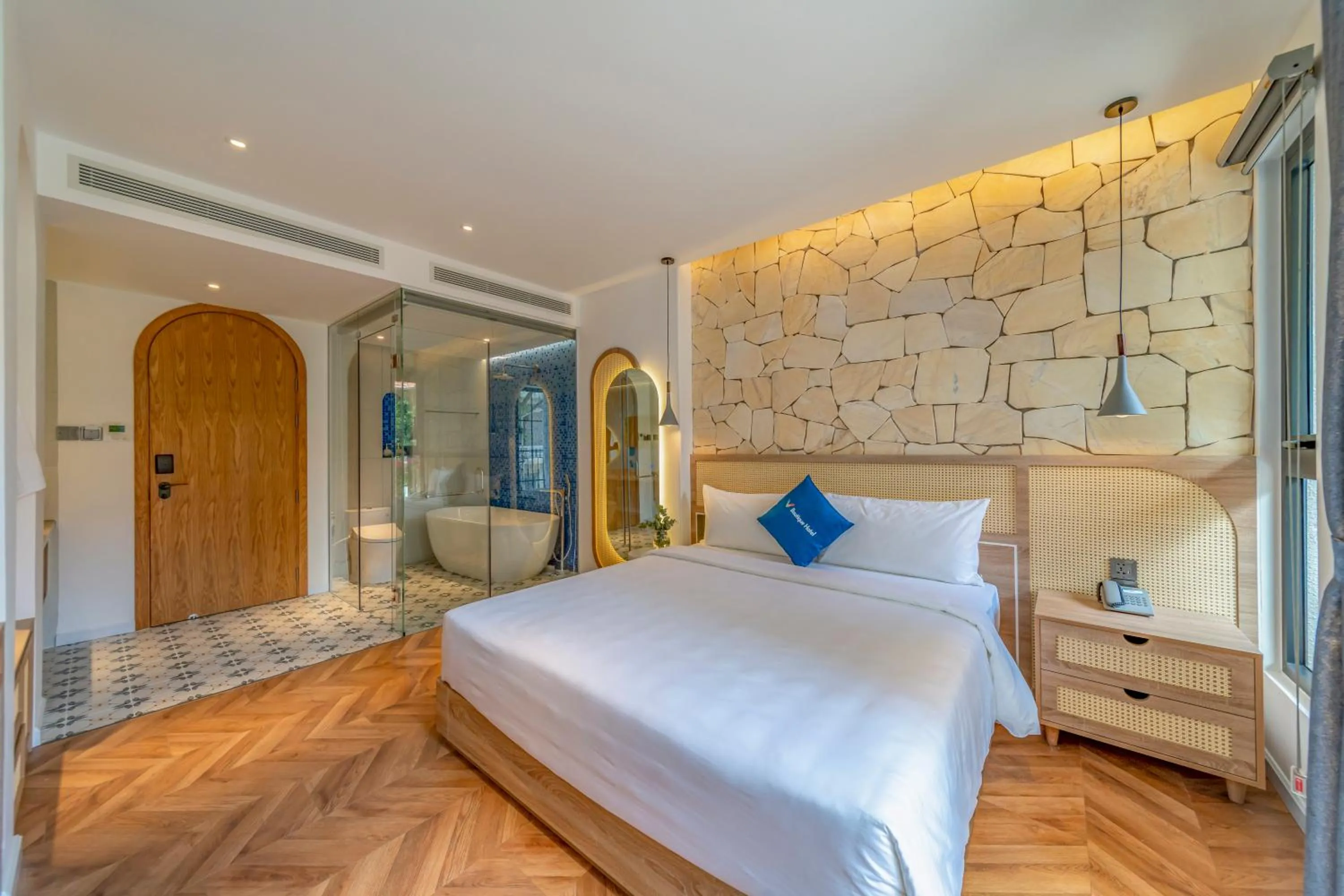 Photo of the whole room, Bed in V Boutique Hotel - Complimentary refreshments