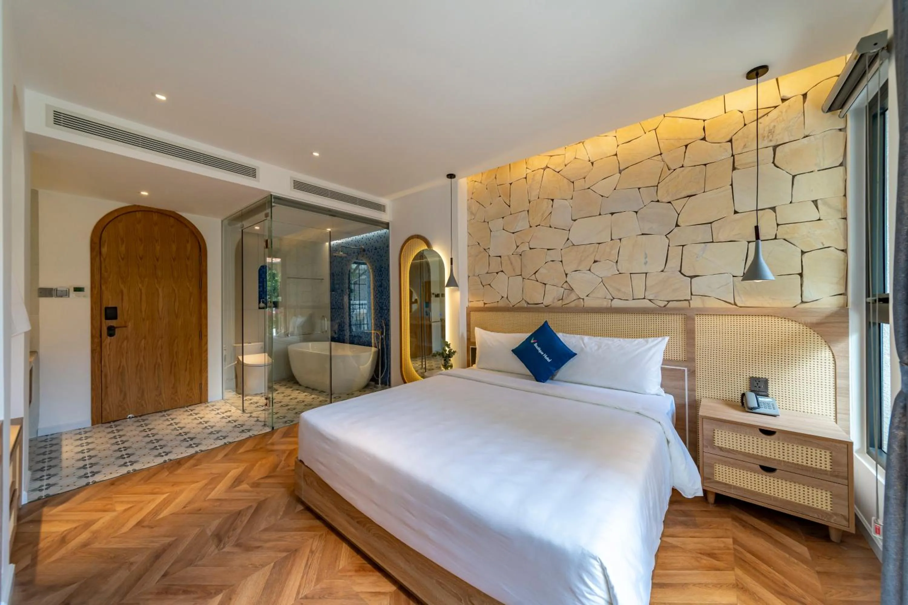 Photo of the whole room, Bed in V Boutique Hotel - Complimentary refreshments