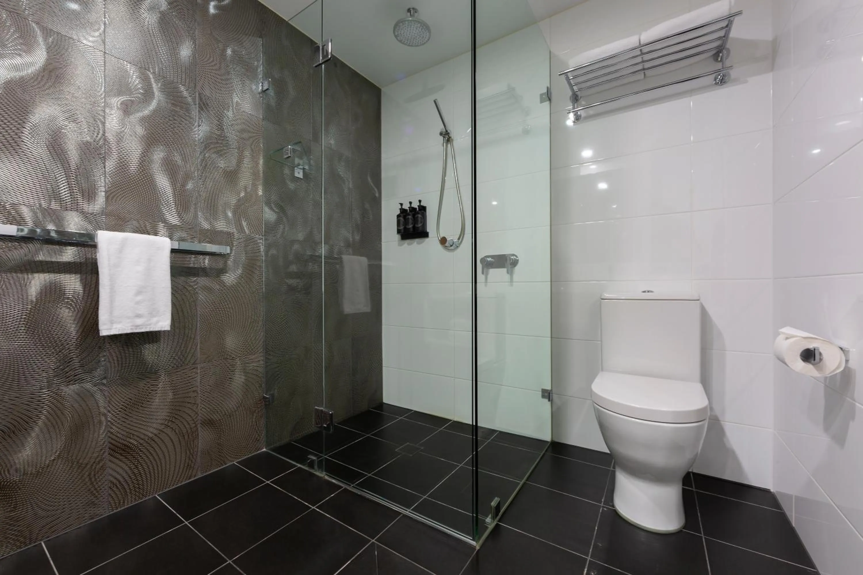 Bathroom in Avenue Hotel Canberra