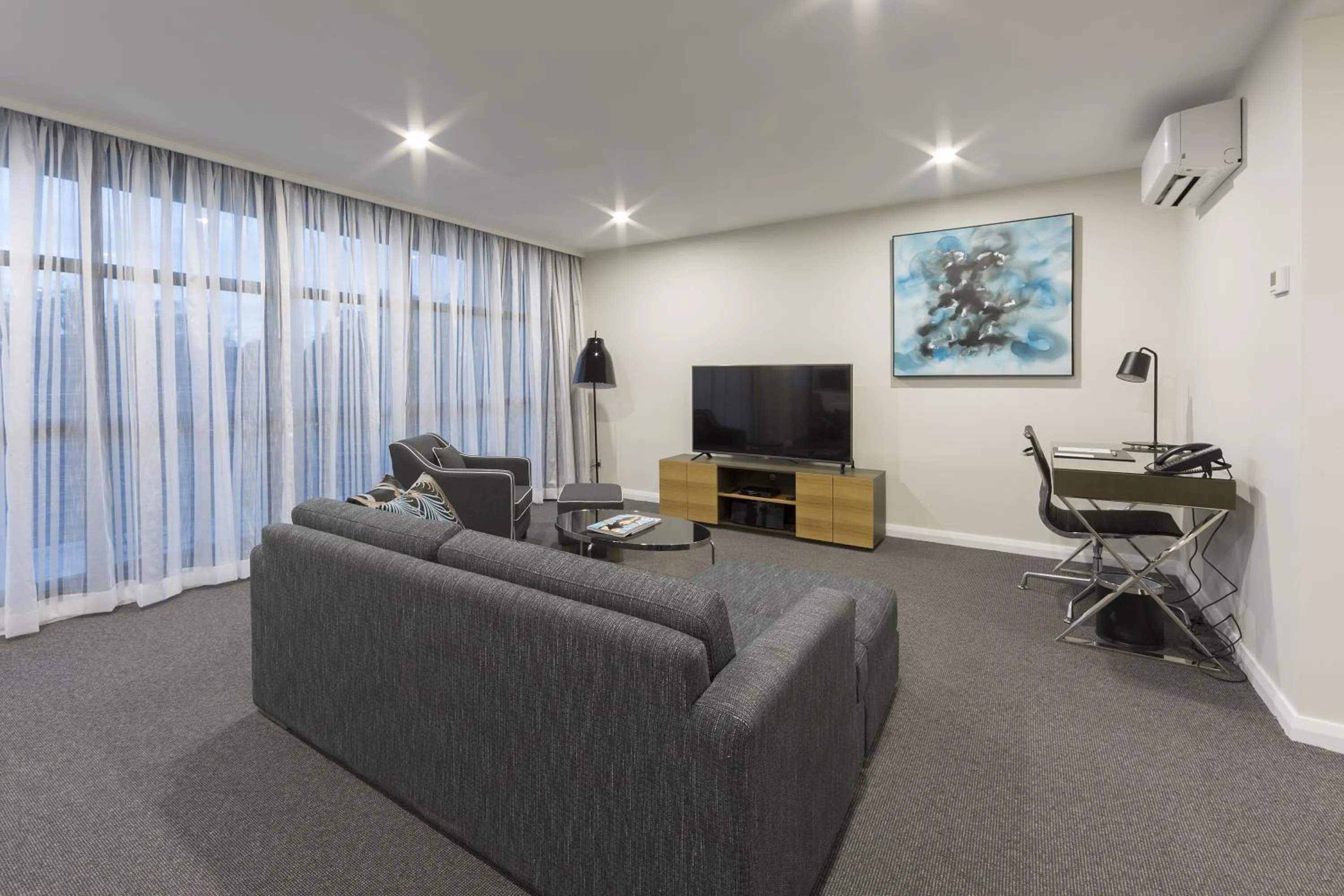 TV and multimedia in Avenue Hotel Canberra