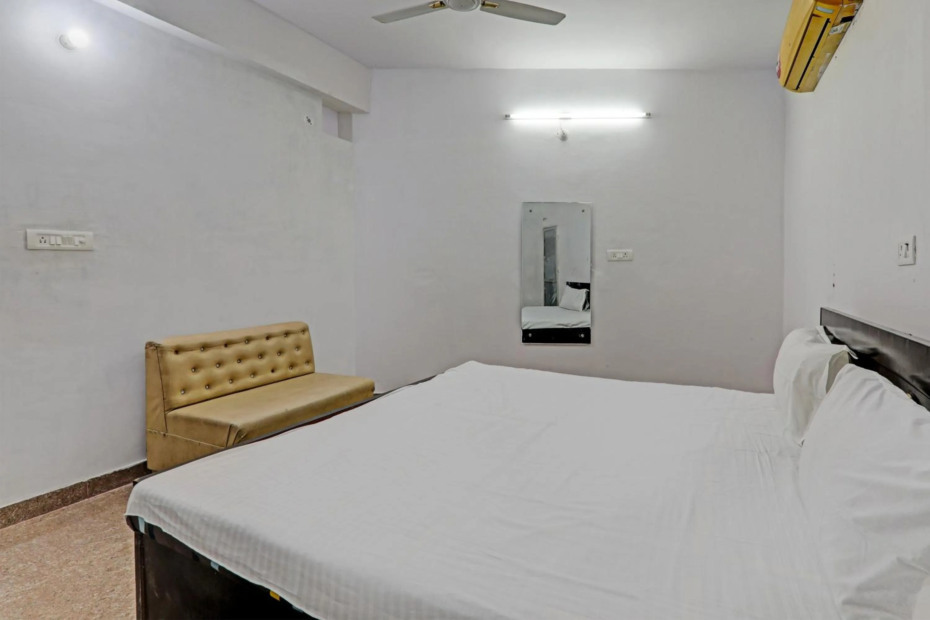 Bedroom, Bed in Hotel O Mahadevi Lawn