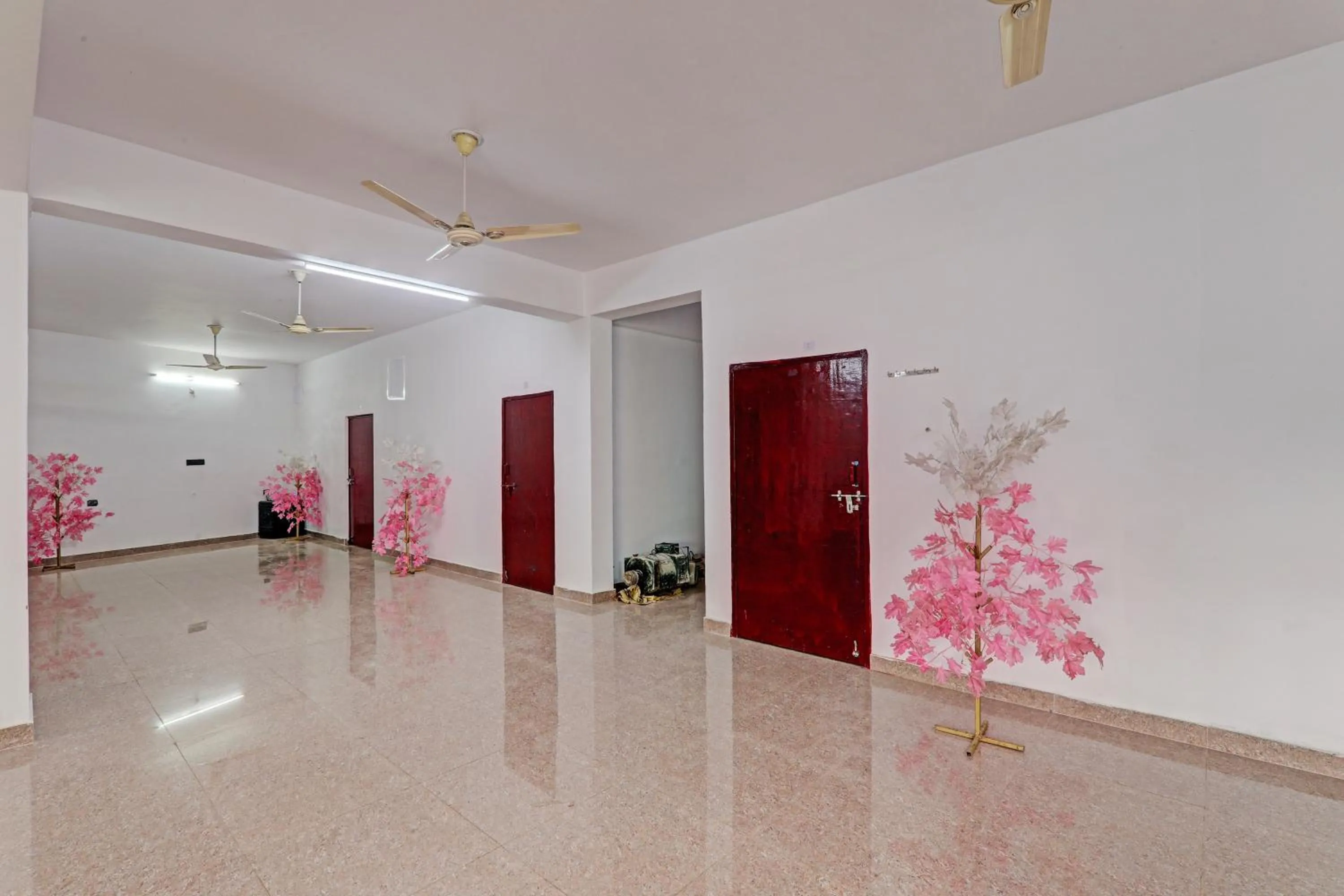Lobby or reception in Hotel O Mahadevi Lawn