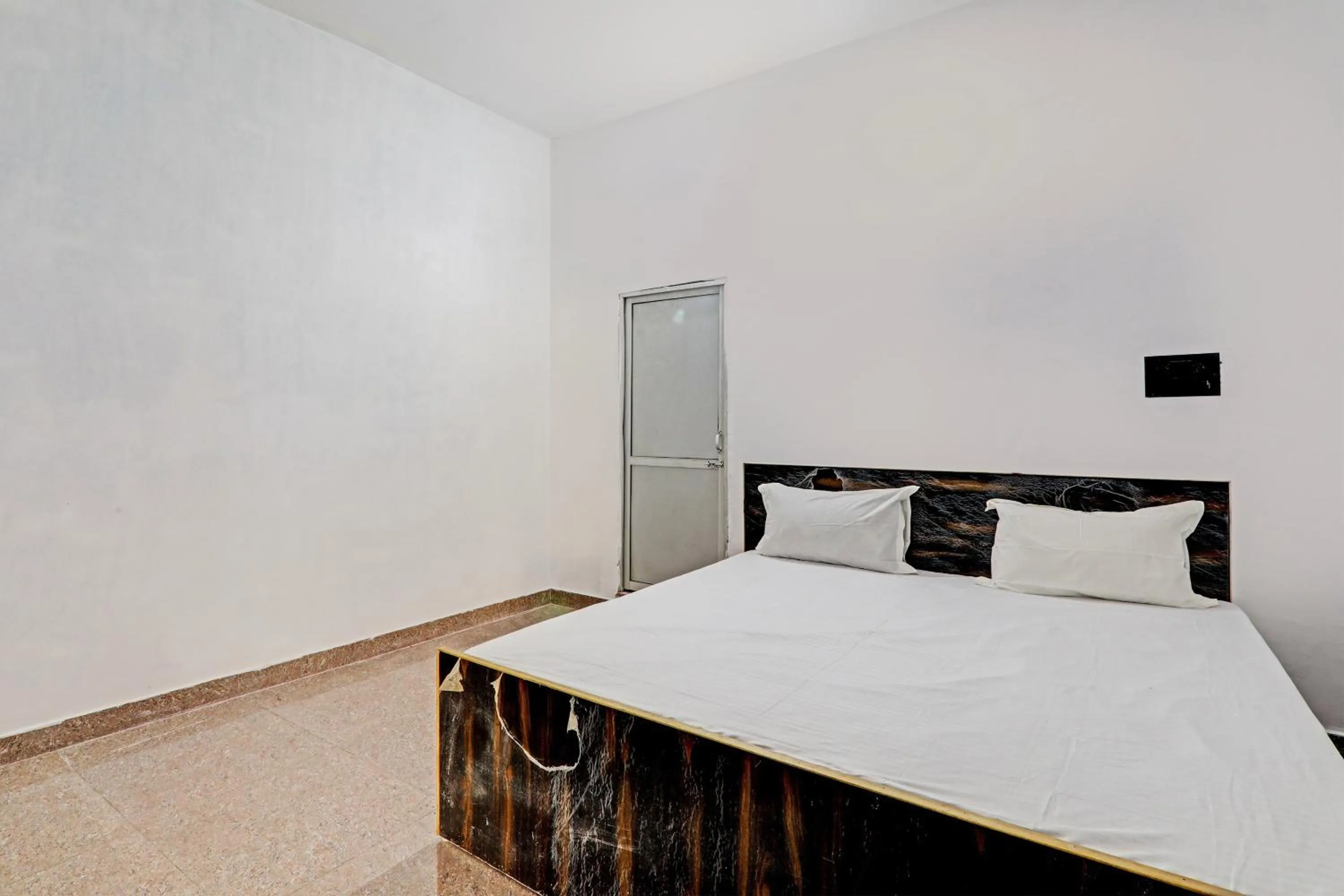 Bedroom, Bed in Hotel O Mahadevi Lawn