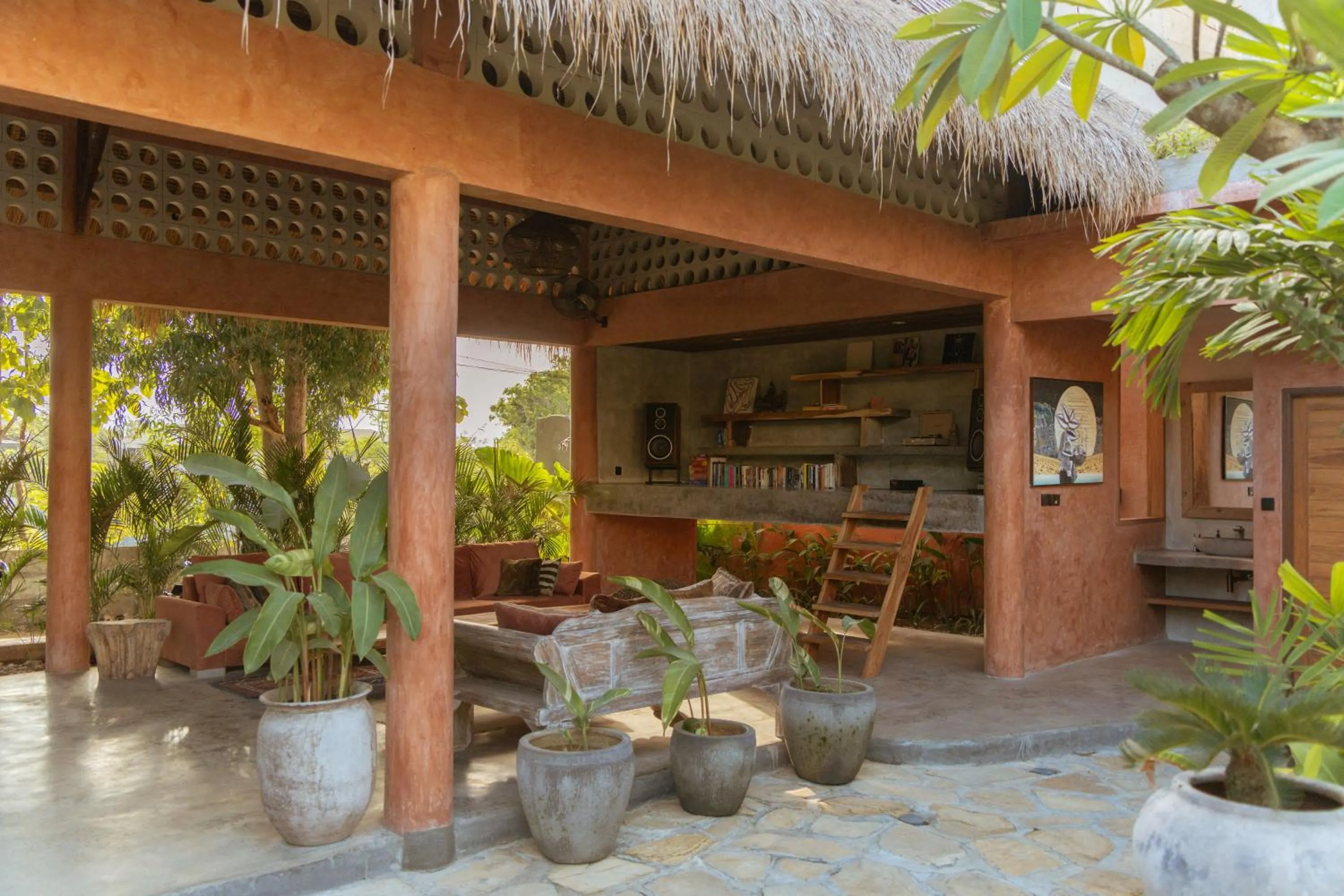 Library in Lulu's Villas