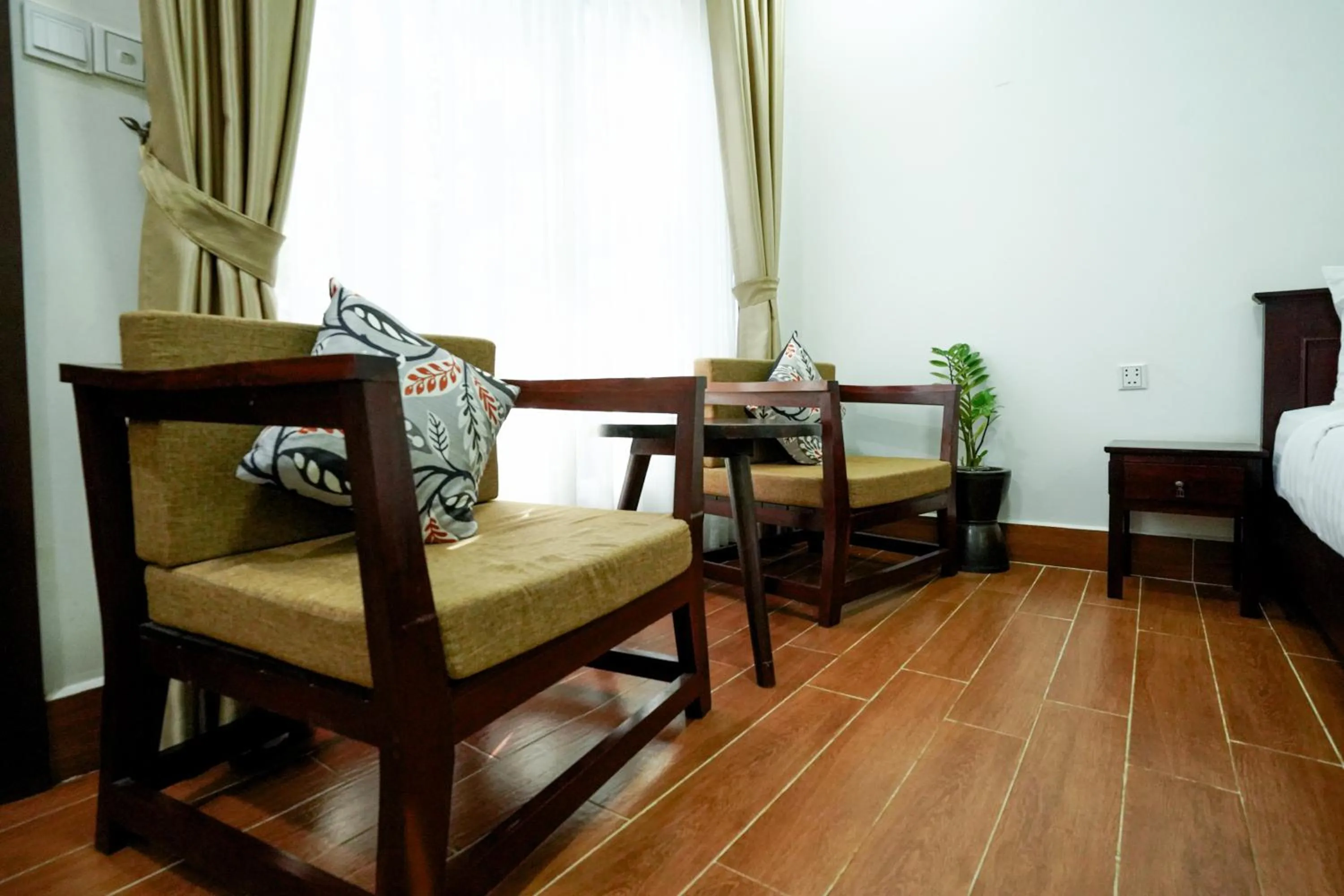 Seating area, Bed in Angkearboss Villa