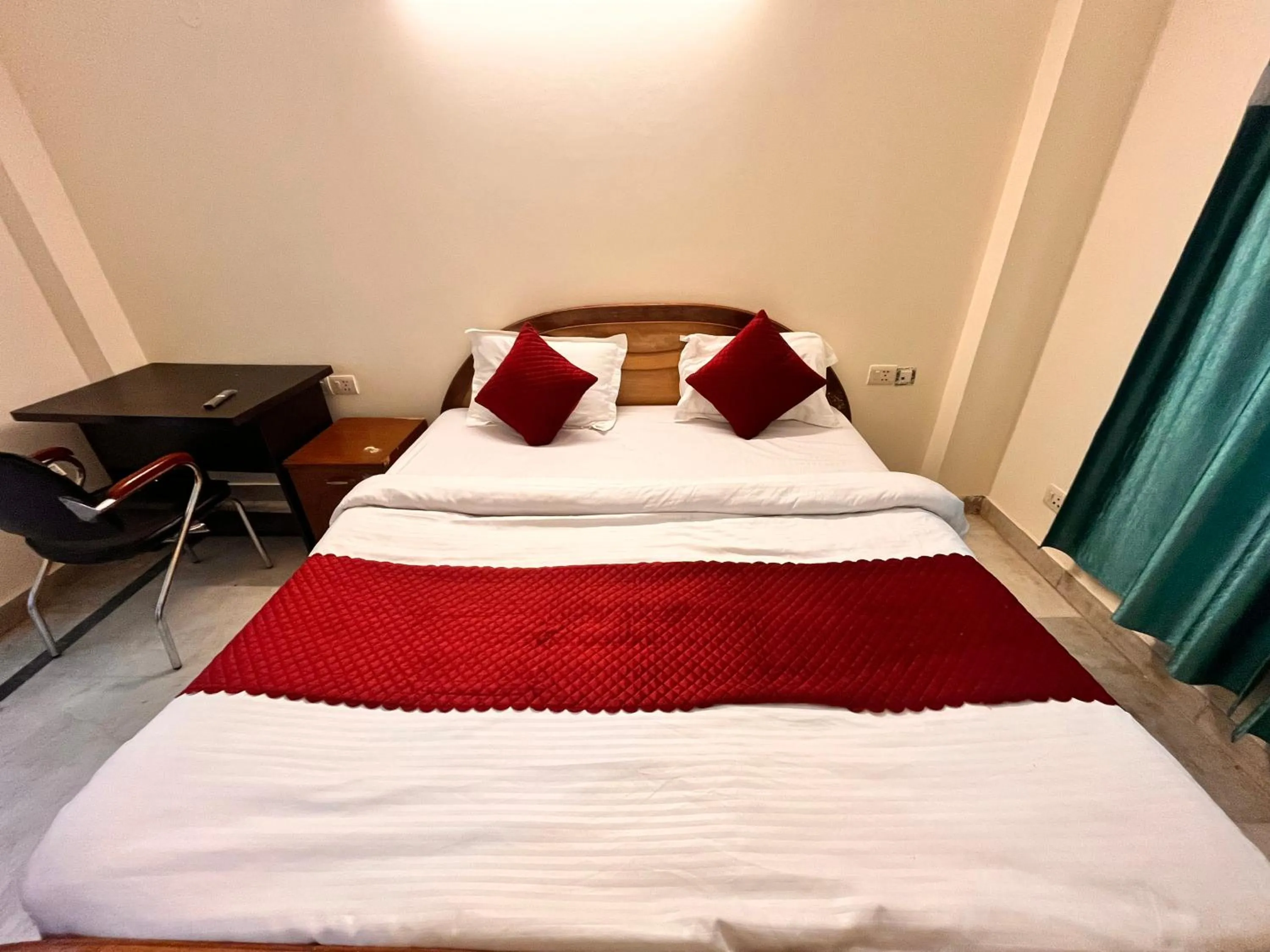 Bedroom, Bed in Hotel Sunshine