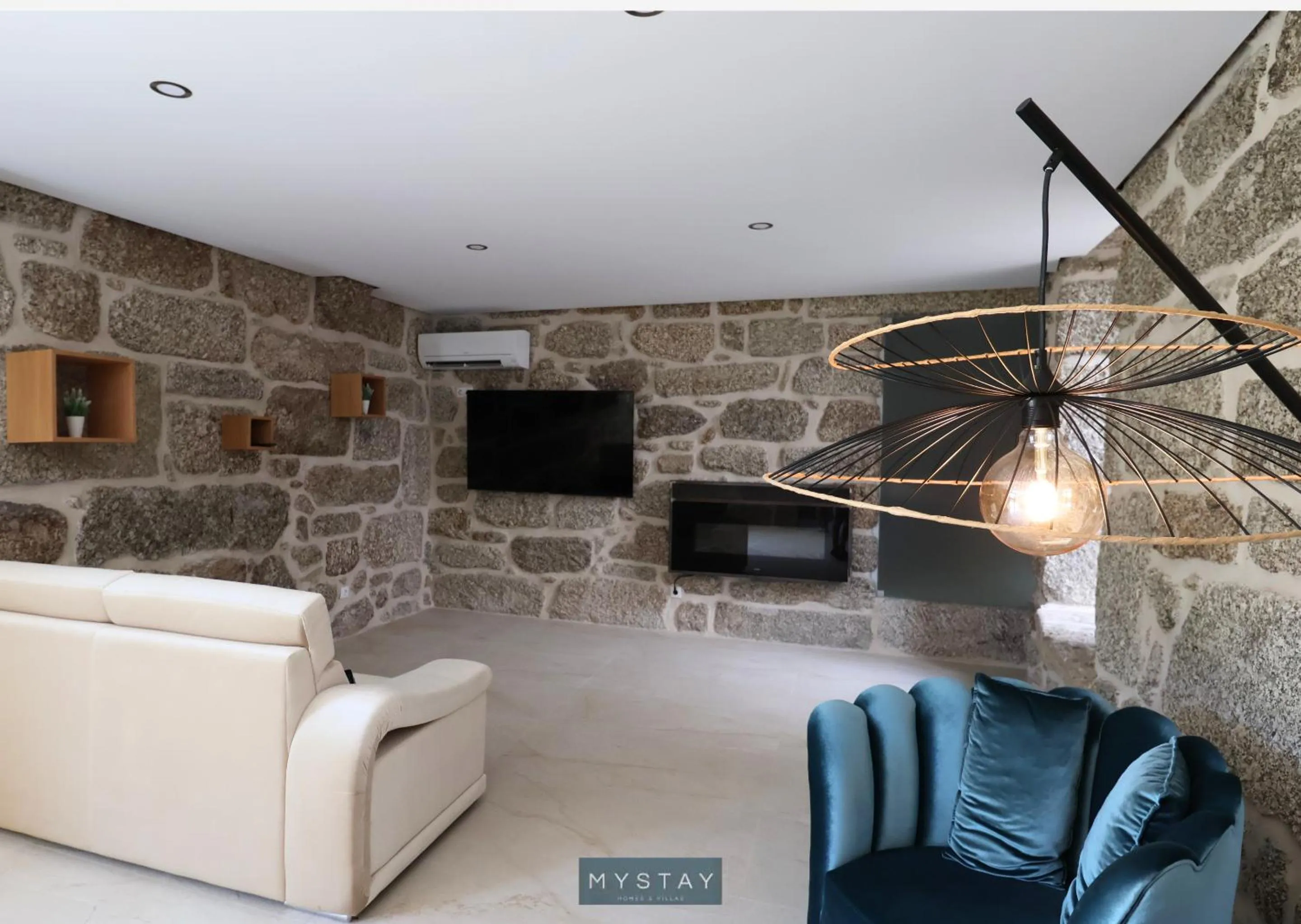 Communal lounge/ TV room in MyStay - Casa d'Henrique