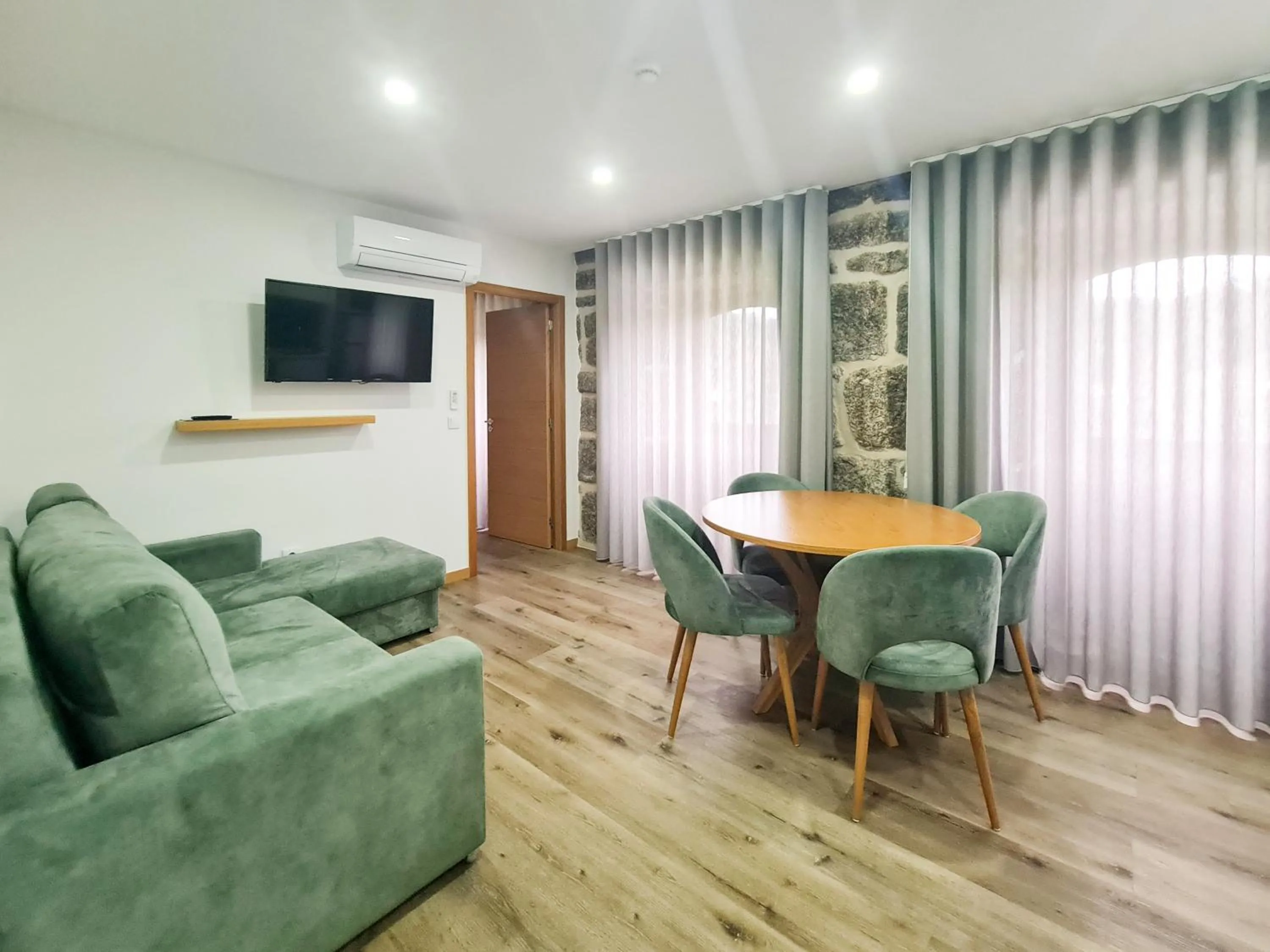 TV and multimedia in Casa d'Henrique Retreat Pool and Spa